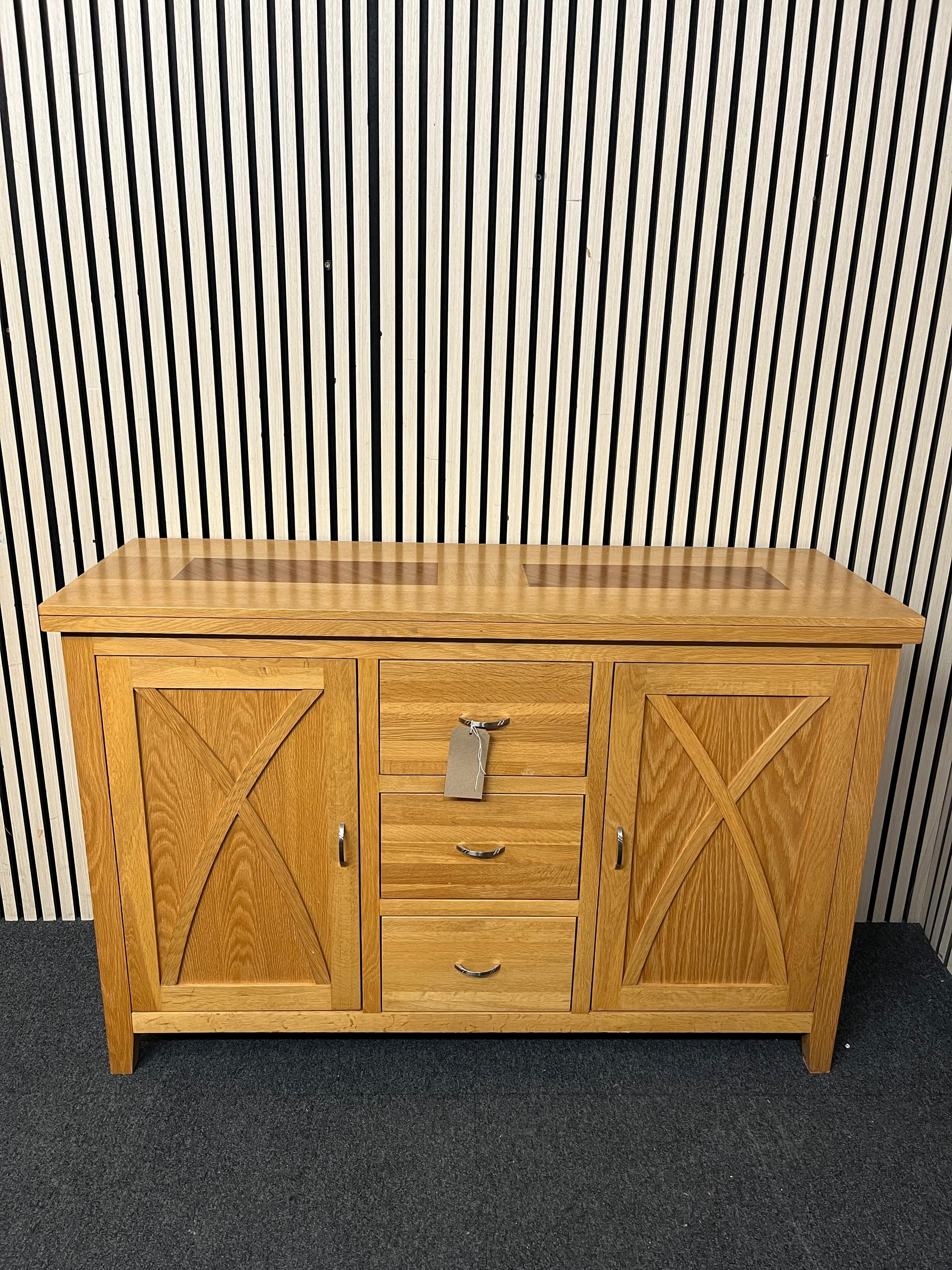 solid oak two-door three-drawer sideboard (H 85 x W 130 x D 45 cm) 3126