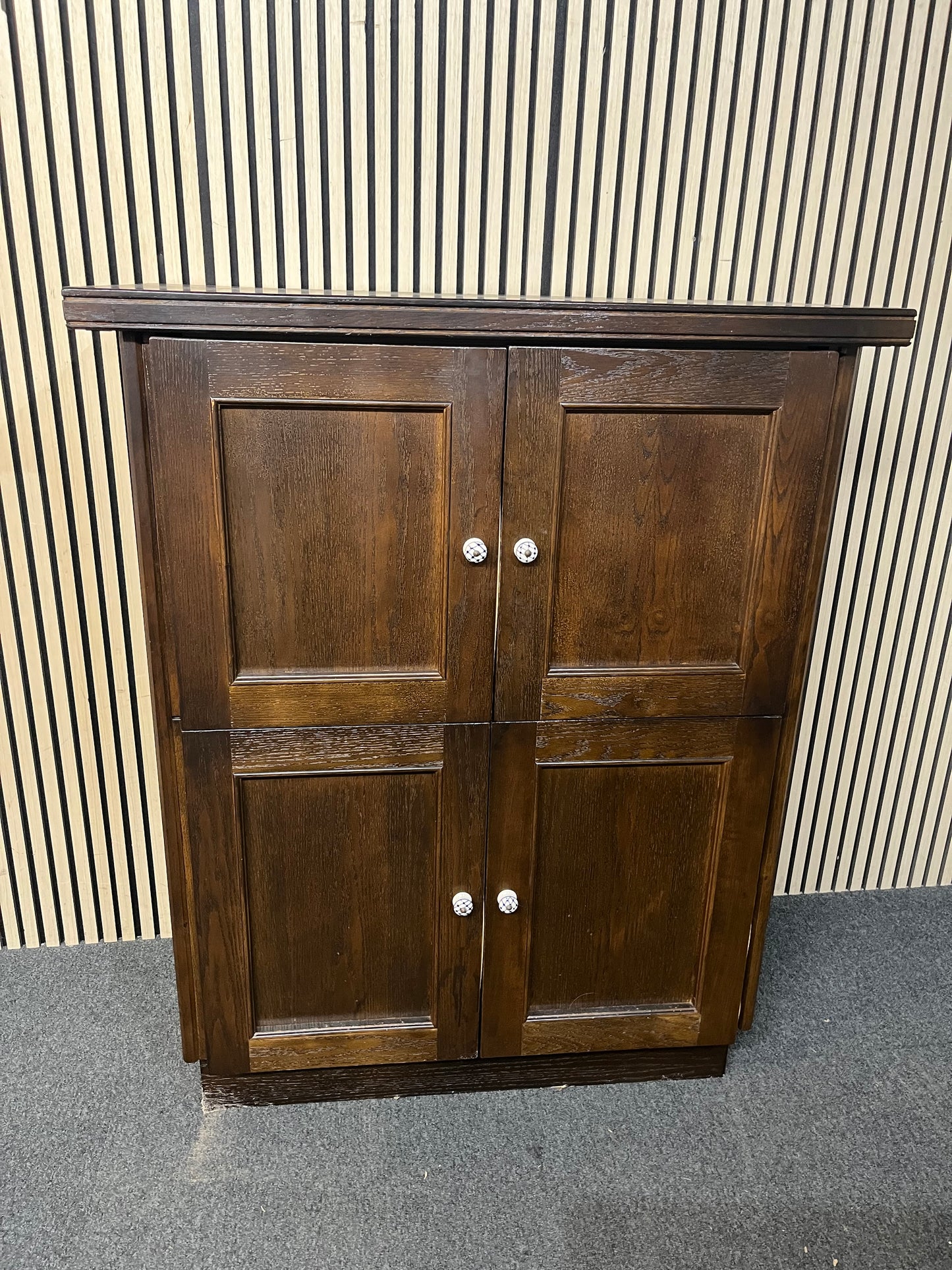 4 door darkwood laminate tv unit (H 139 x W 110 x D 56 cm) 2226