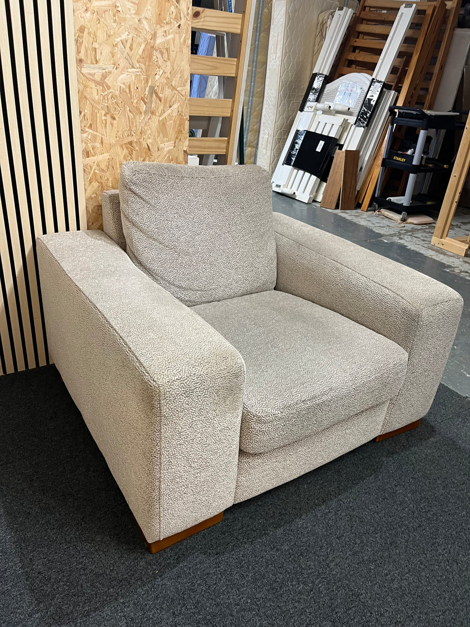 Large right hand light cream fabric corner sofa suite with matching armchair (Width 290 cm, depth 170cm and 100 cm) 1126