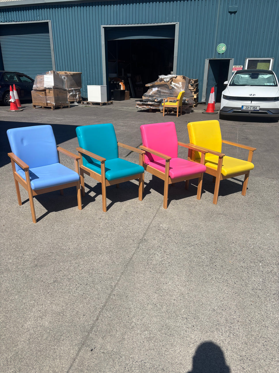 Yellow Meavy reception chair with leatherette seats