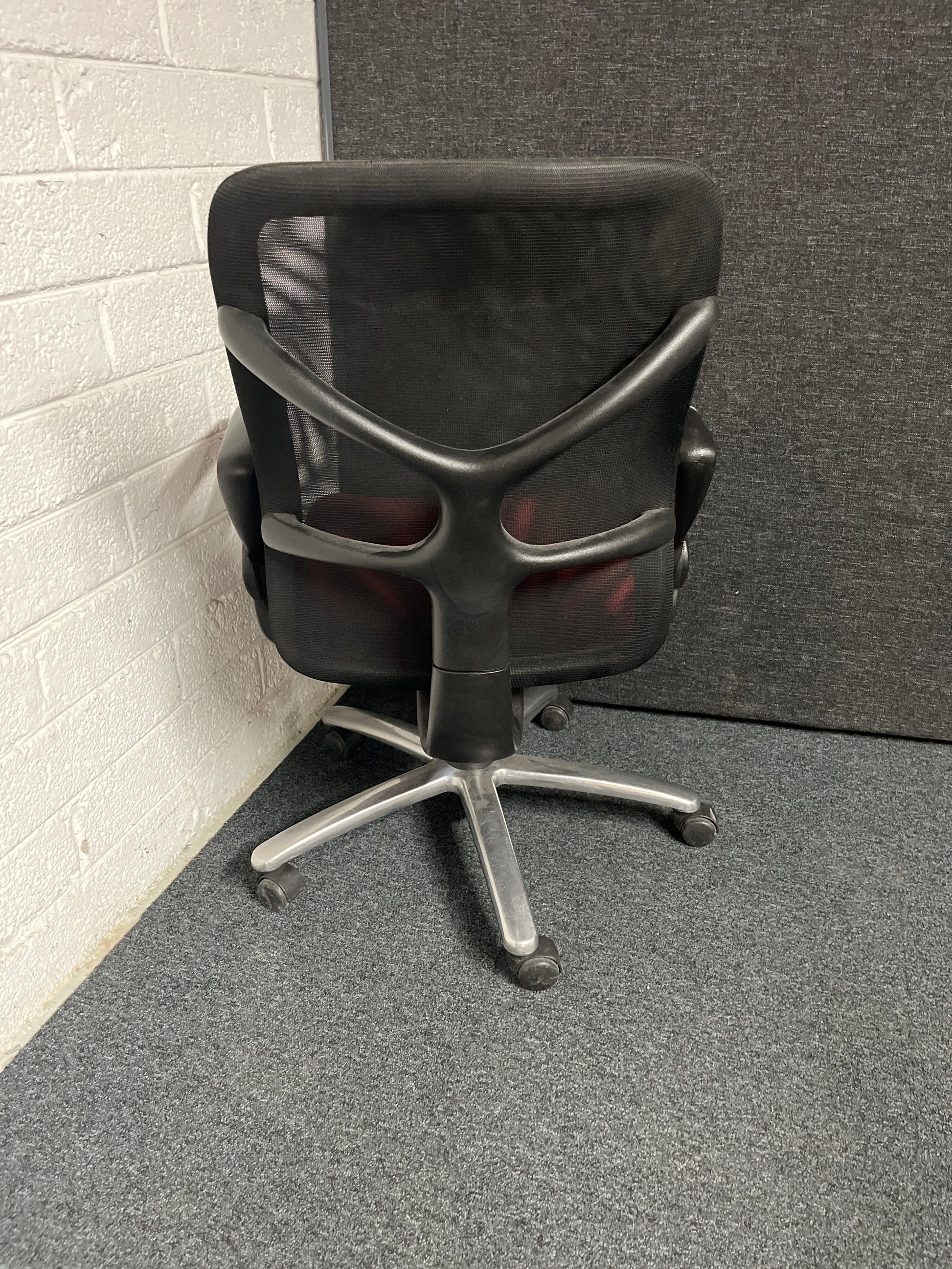 SECONDHAND MARGIN Wine mesh swivel chair with arms
