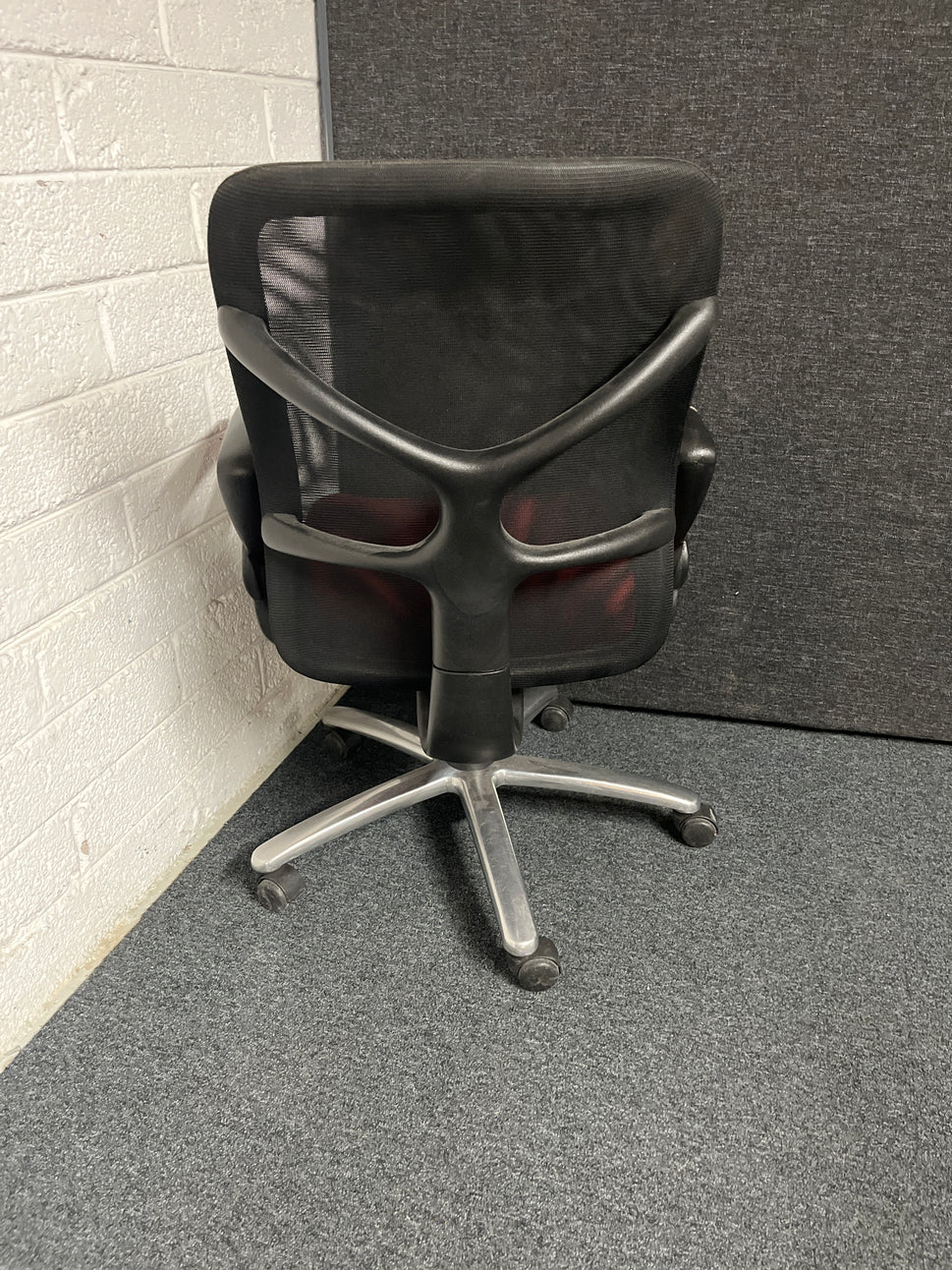 SECONDHAND MARGIN Wine mesh swivel chair with arms