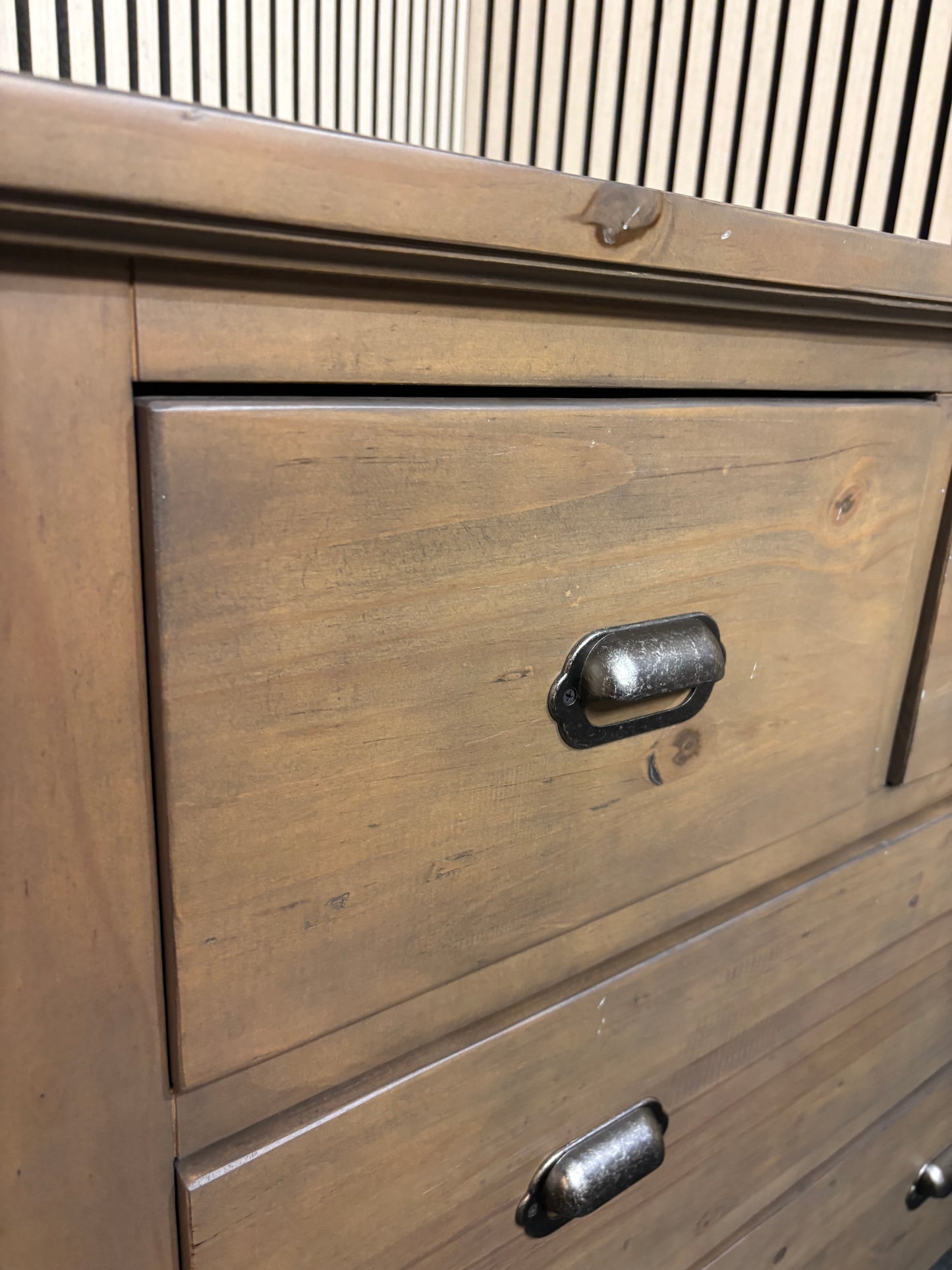 Solid dark oak 3 drawer chest of drawers (H 92 x W 105 x D 41 cm) 2226