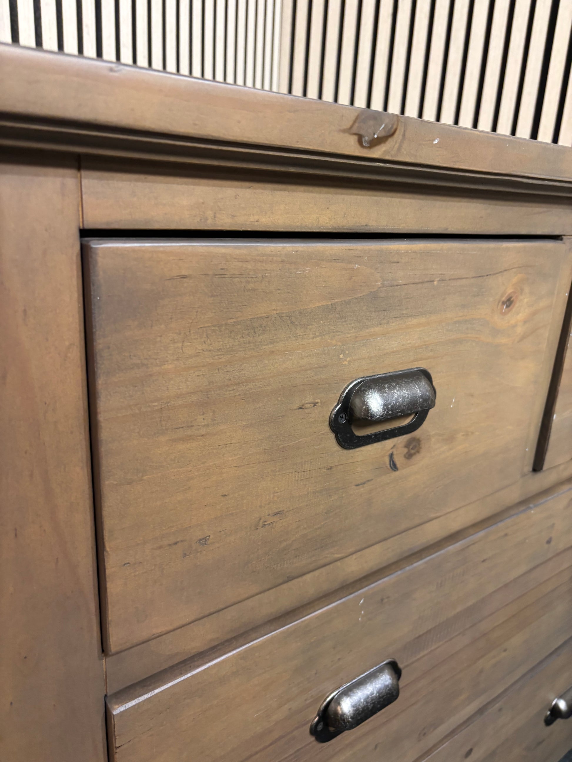 Solid dark oak 3 drawer chest of drawers (H 92 x W 105 x D 41 cm) 2226