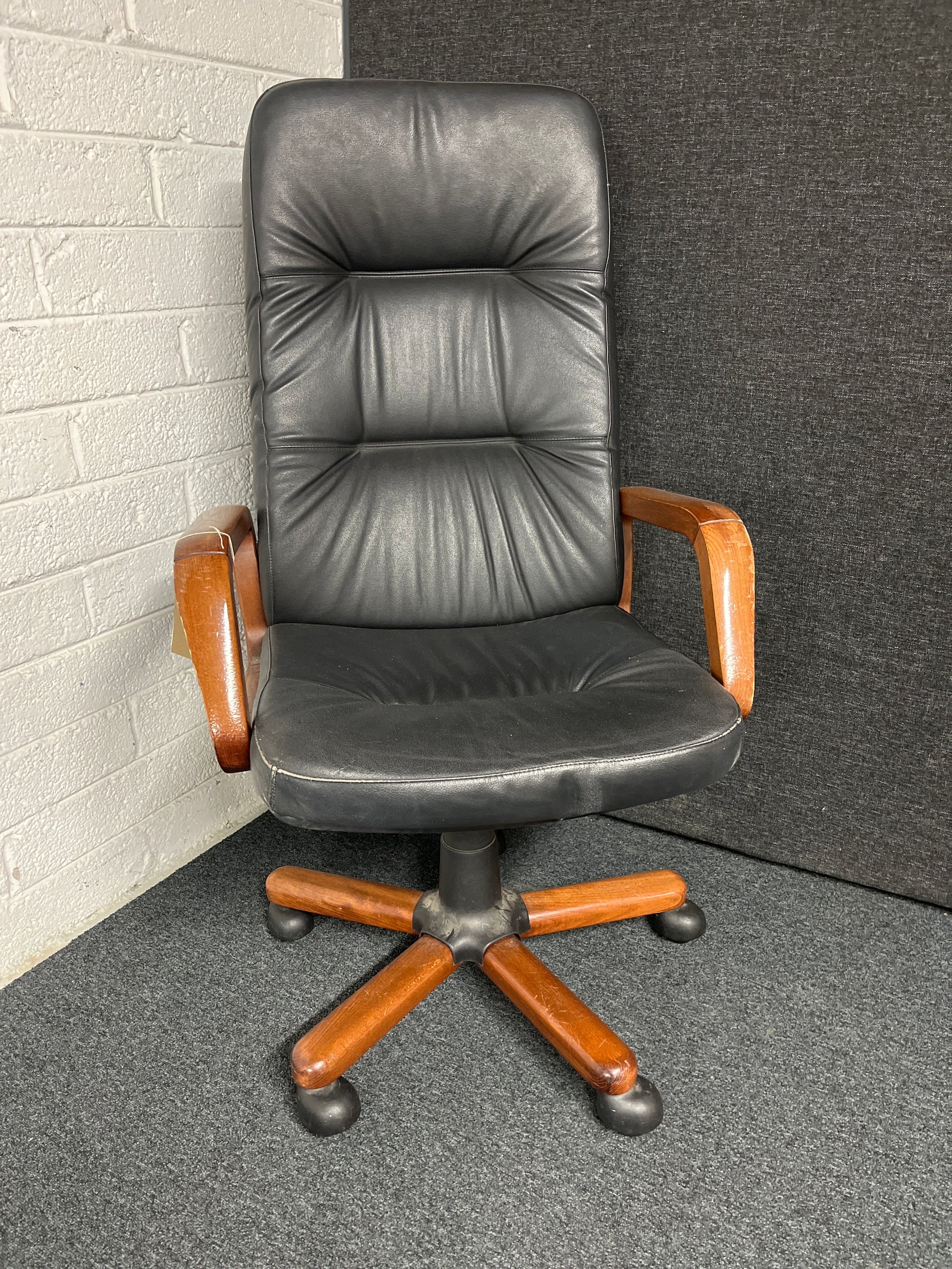 Black leatherette swivel chair with walnut arms and base 1225