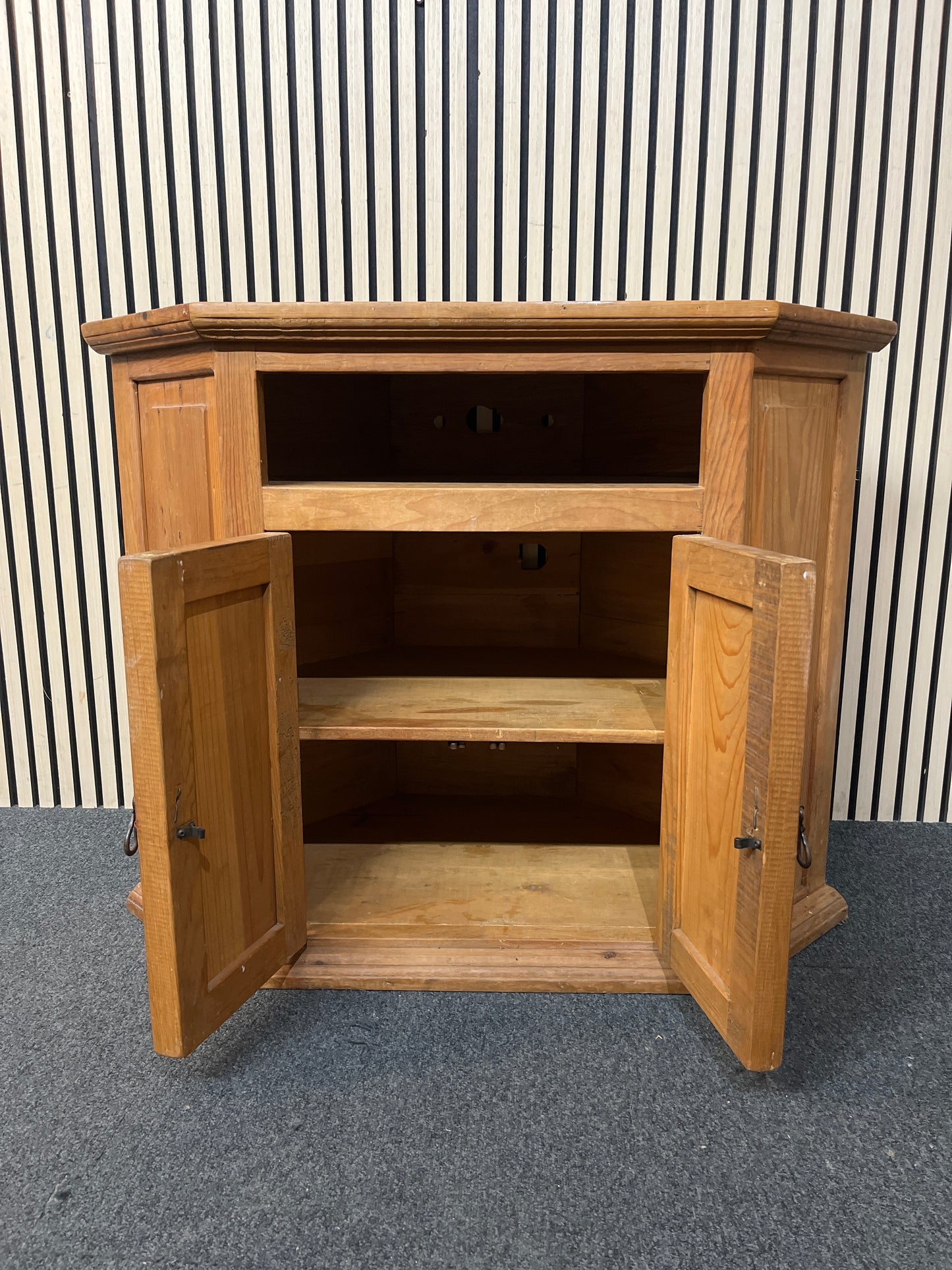 Solid Pine two door television unit (H 82 x W 103 x D 55 cm) 3126