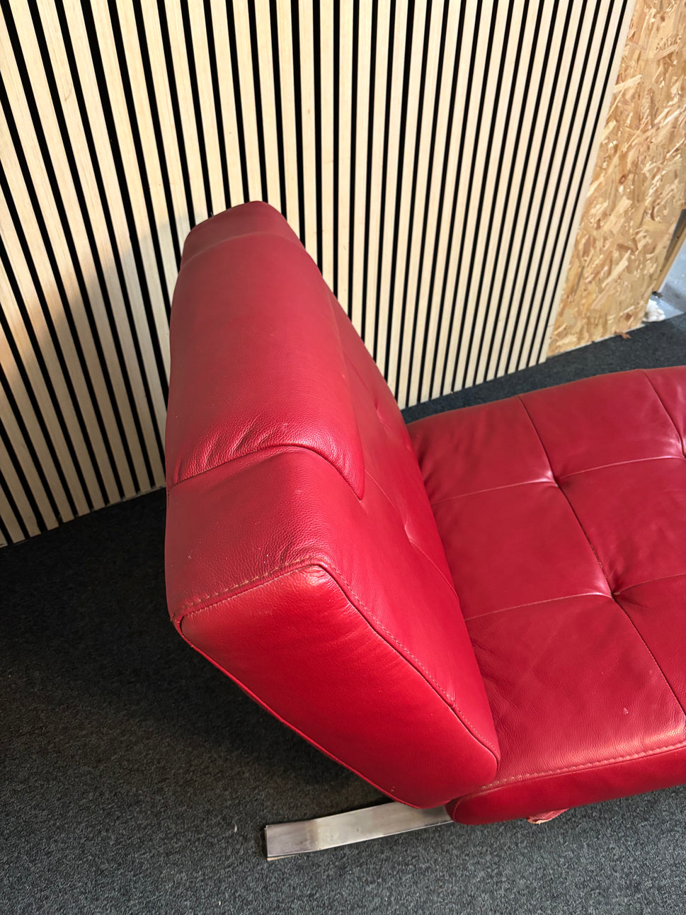 Real Italian wine leather lounger sofa with chrome metal frame. Dims 126Lx80D 2425