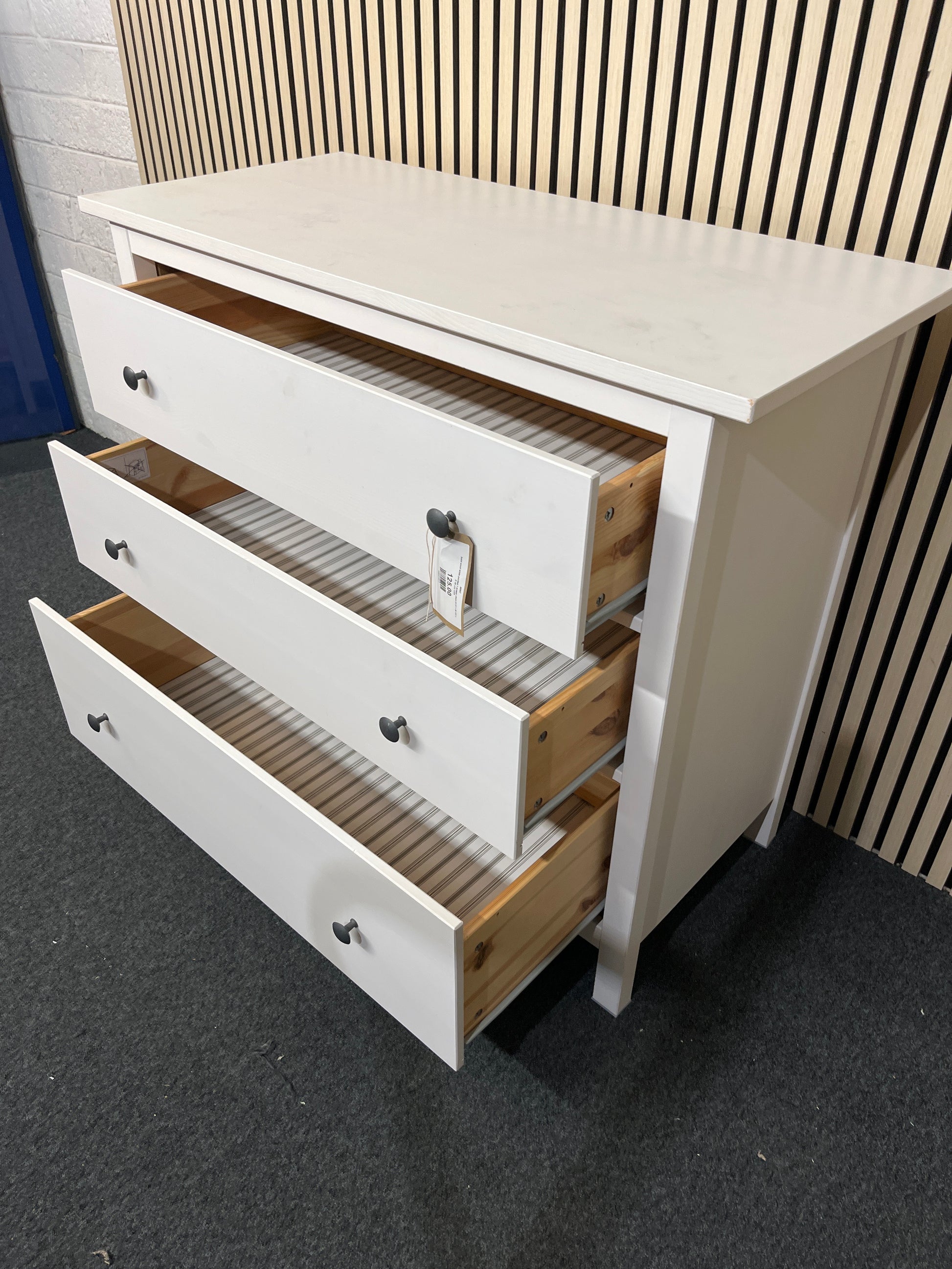 Solid wood white painted 3 drawer chest (H 97 x W 107 x D 50 cm) 3325