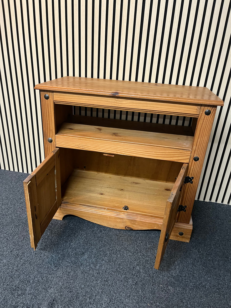 Mexican pine low 2 door TV unit 1325