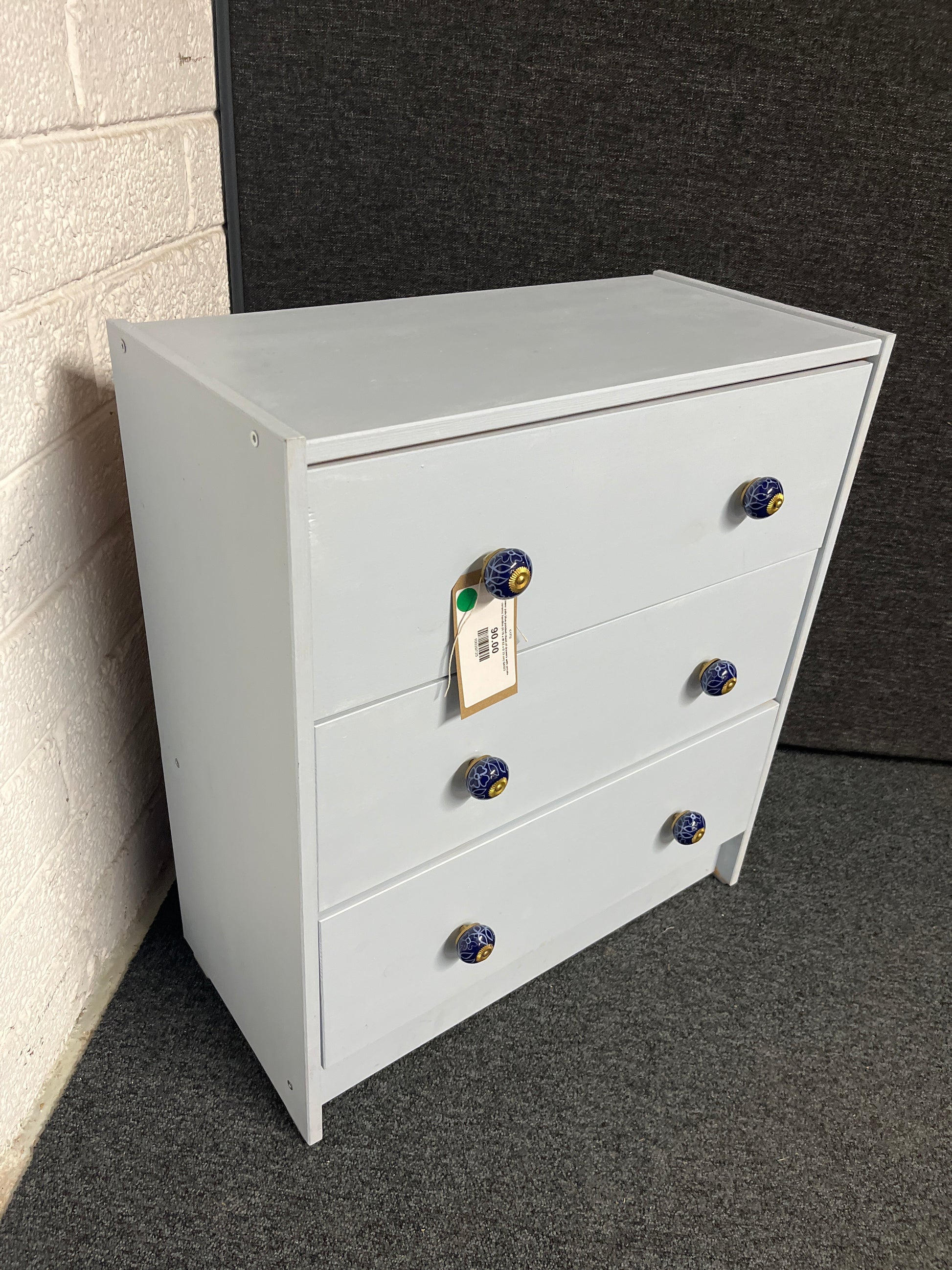 3 drawer pale blue painted chest of drawers with ornate ceramic handles (H 70 x W 62 x D 33 cm) Q4323