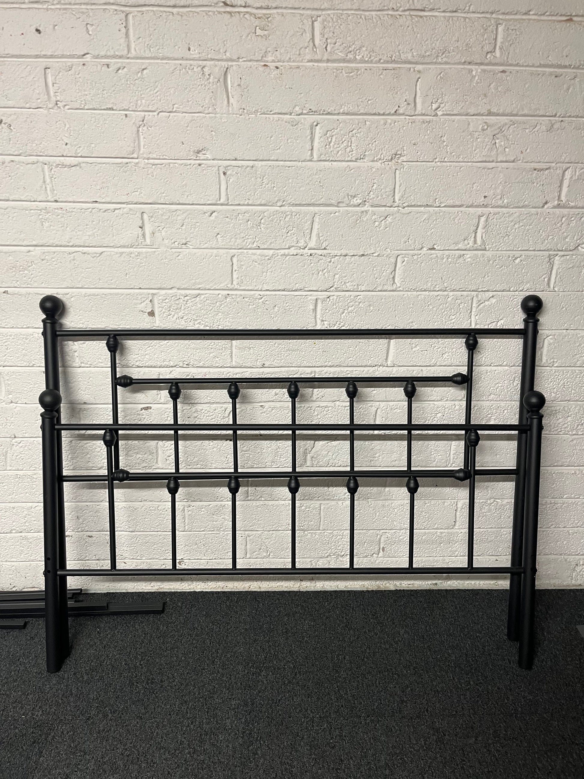 4ft 6 black metal framed bed 2225