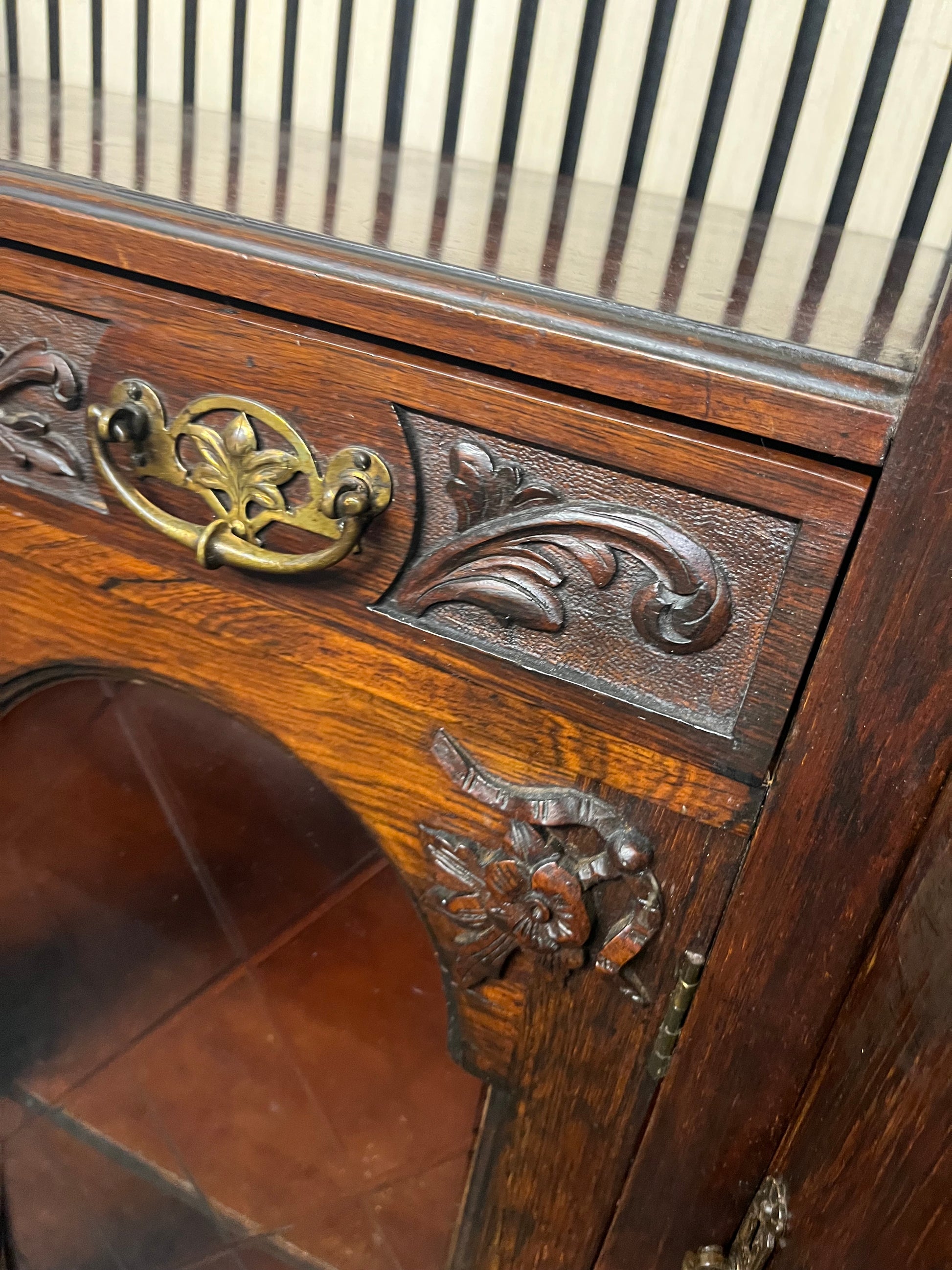 Ornate 2 glass door dark mahogany stained bow fronted sideboard (H 100 x W 155 x D 50 cm) 3325