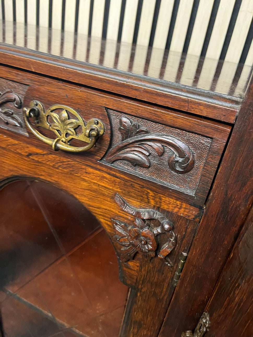 Ornate 2 glass door dark mahogany stained bow fronted sideboard (H 100 x W 155 x D 50 cm) 3325