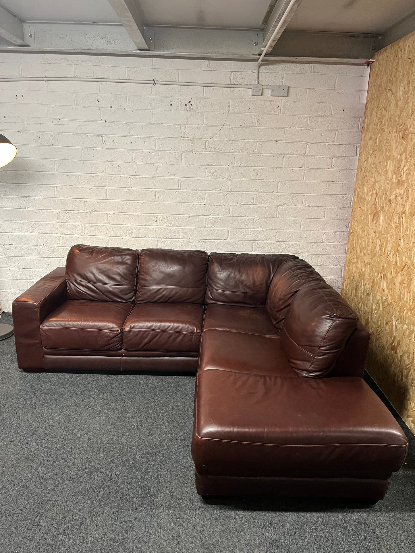 Large corner brown leather suite 1325