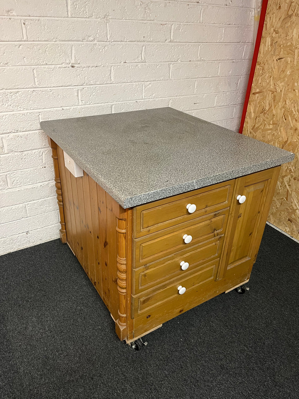 Pine kitchen island on castors with laminate work top and 8 drawers and 2 doors (H 90 x W 100 x D 90 cm) 1325