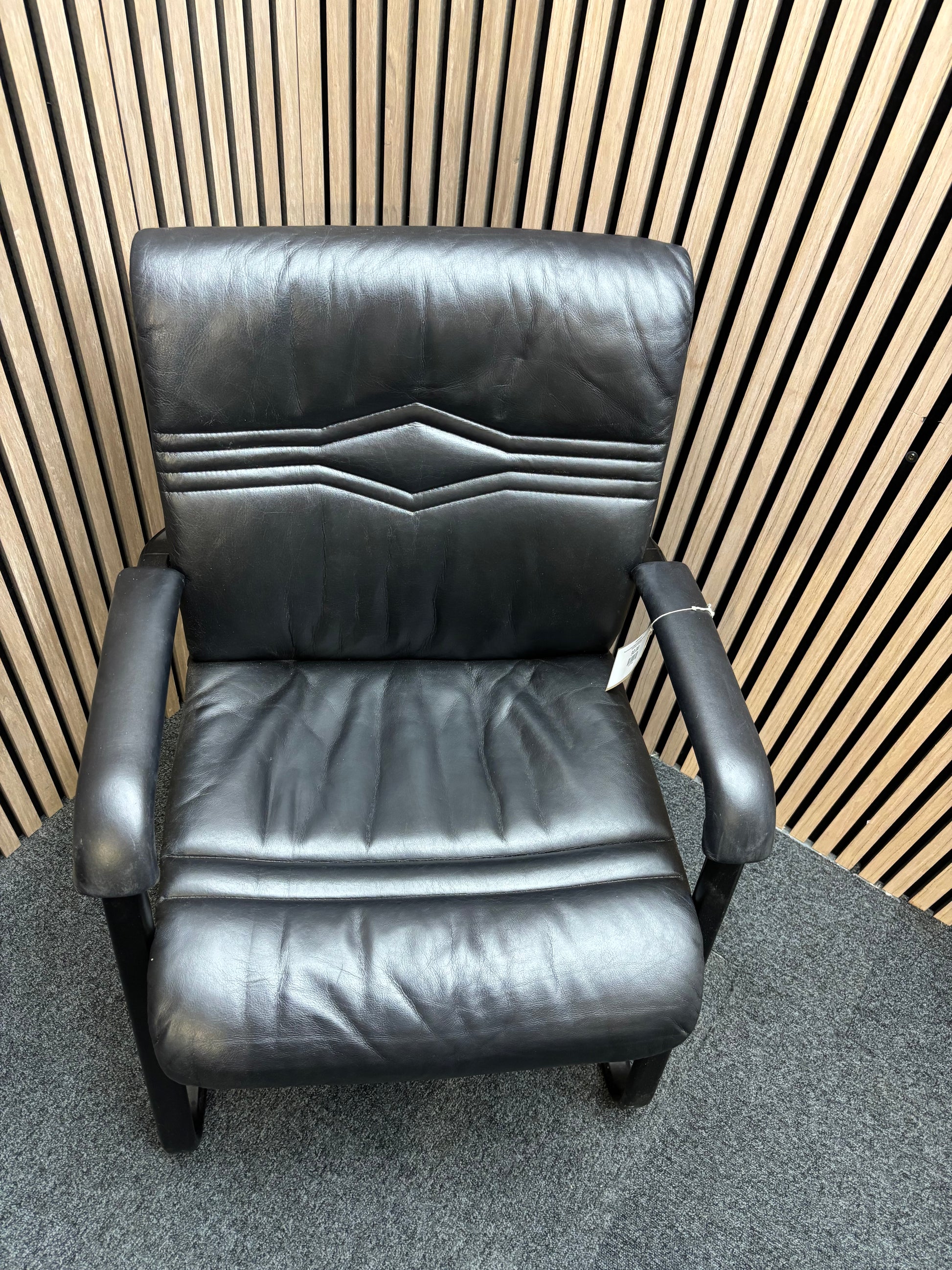 Paud secondhand black leatherette meeting chair with solid black metal frame