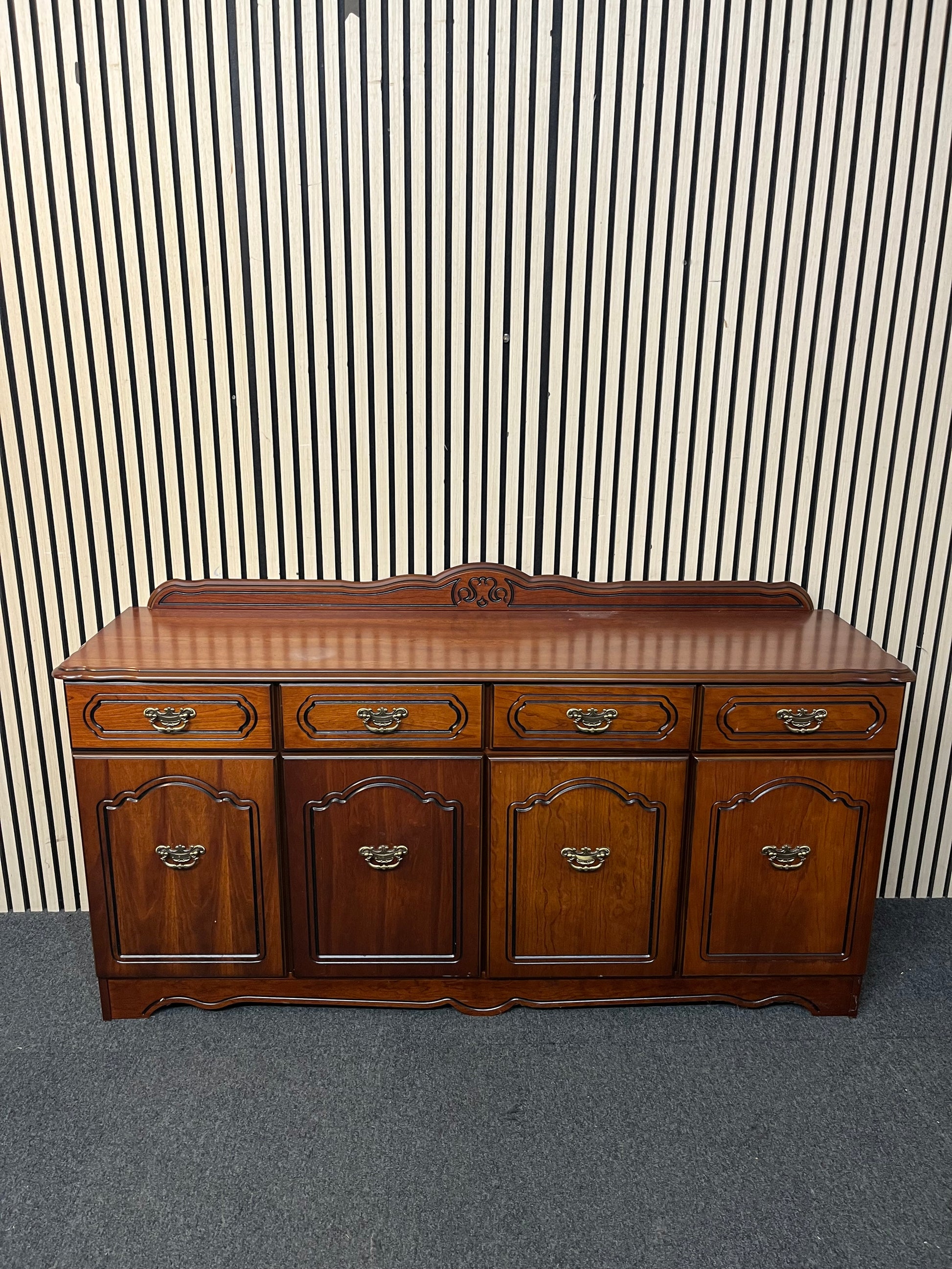 Rossmore mahogany 4 door 4 drawer sideboard with ornate handles (H 84 x W 158 x D 40 cm) 43445