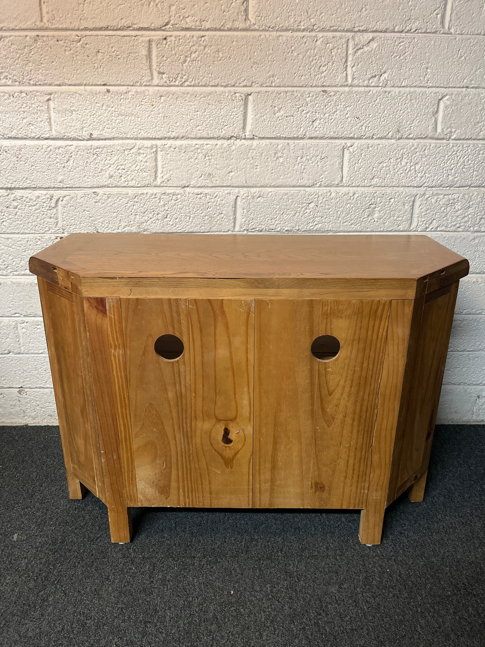 Solid oak low 2 door corner TV unit 2225
