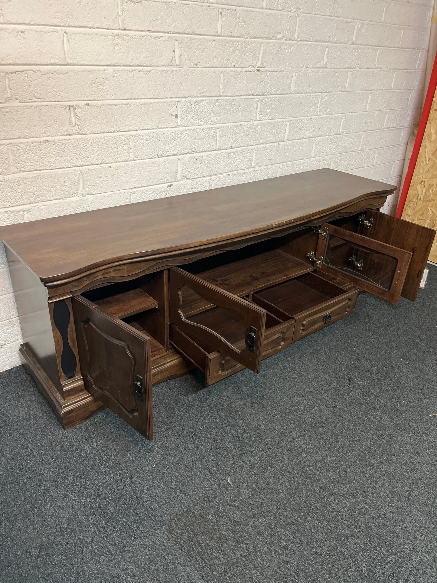 Low  dark wood 4 door 2 drawer sideboard TV unit (H 65 x W 190 x D 52 cm)  1325