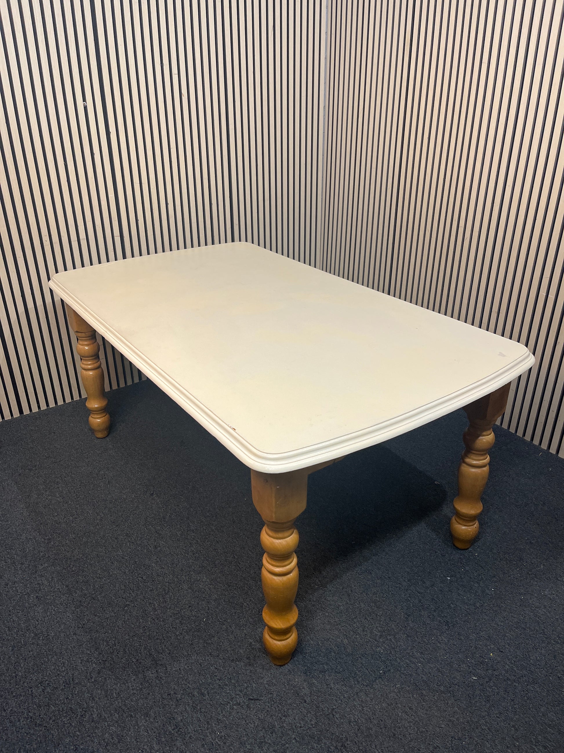 Large solid wood cream painted extendable dining table with glass top (L 163 x W 95 cm) 43833
