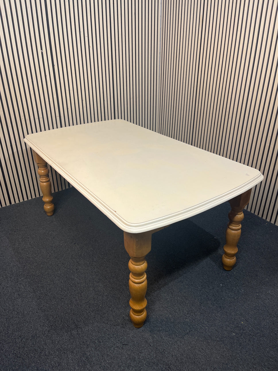 Large solid wood cream painted extendable dining table with glass top (L 163 x W 95 cm) 43833