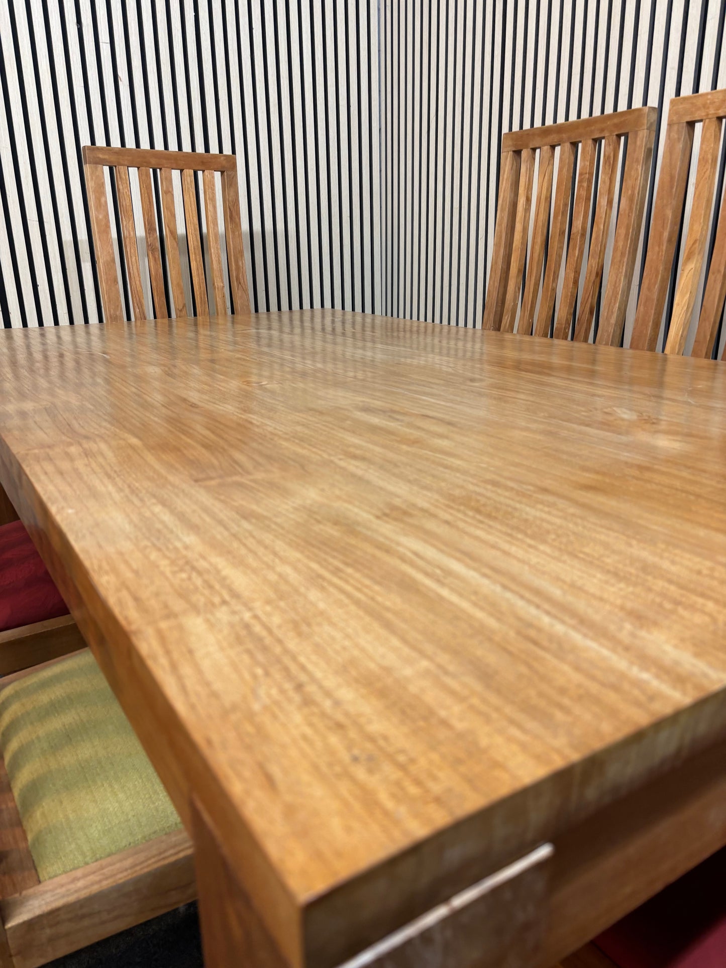 Large solid oak rectangular dining table with 6 matching chairs with red & green fabric seats (W 160 x D 90 cm) 2226