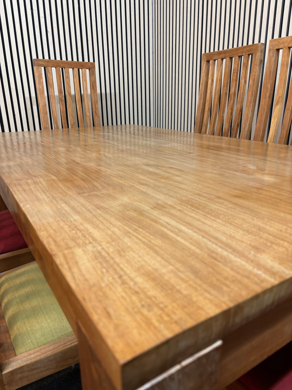 Large solid oak rectangular dining table with 6 matching chairs with red & green fabric seats (W 160 x D 90 cm) 2226