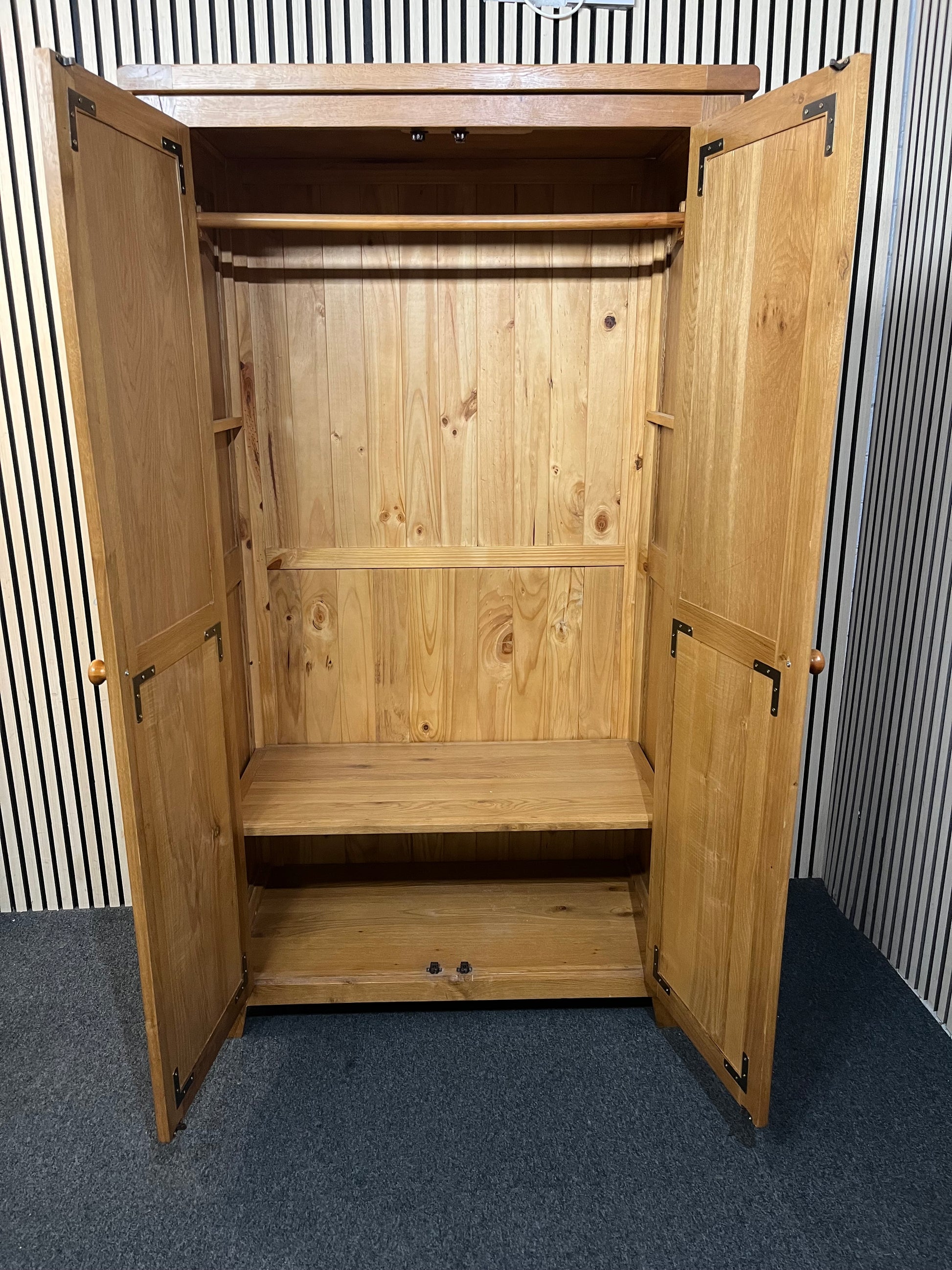 Tall oak 2 door wardrobe (H 186 x W 105 x D 55 cm) 43605