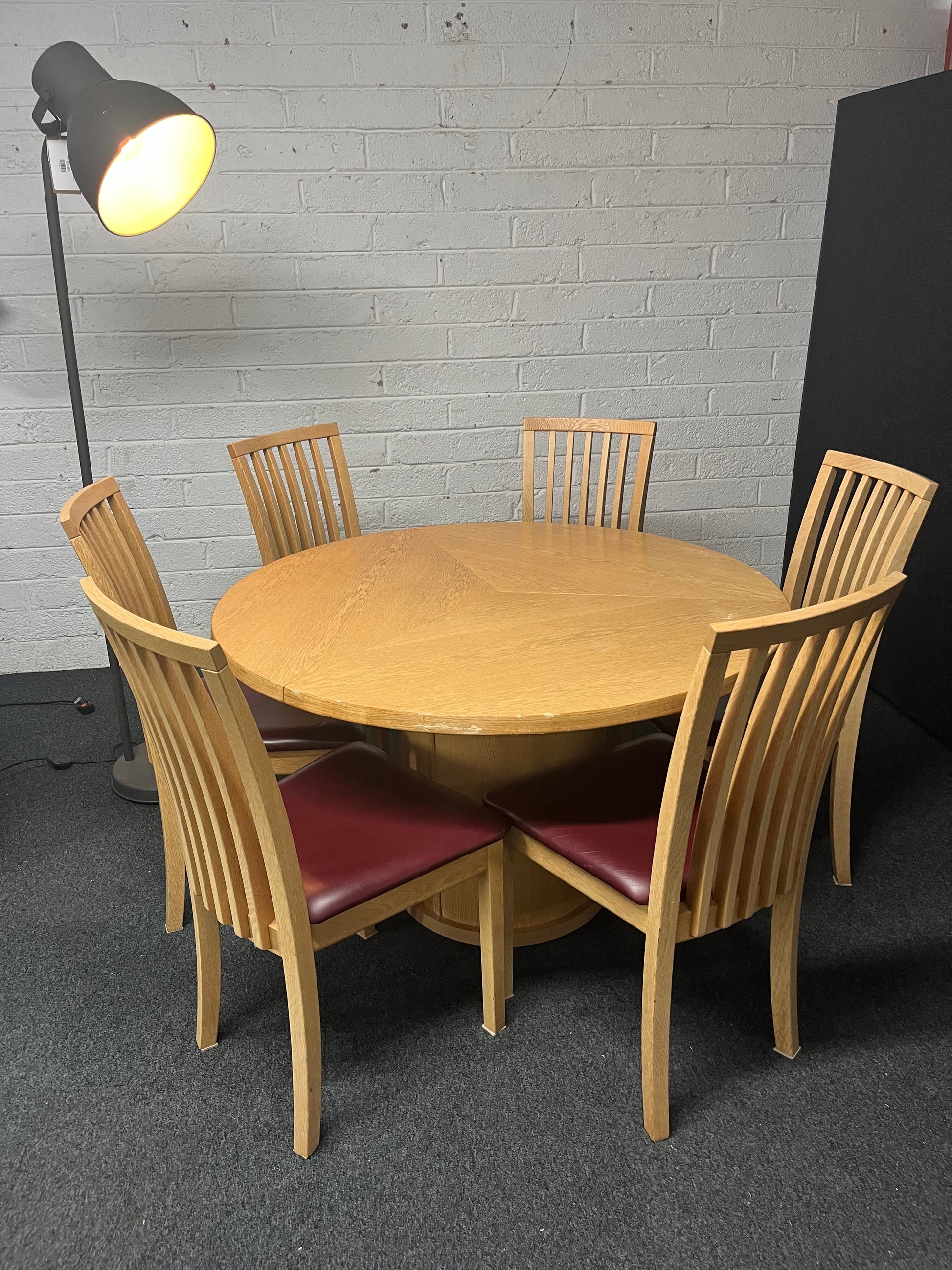 Extendable oak dining table (120 cm diameter unextended - 140 cm each side extended) with 6 matching oak dining chairs with red leather seats (made in denmark by Scovby) 3225