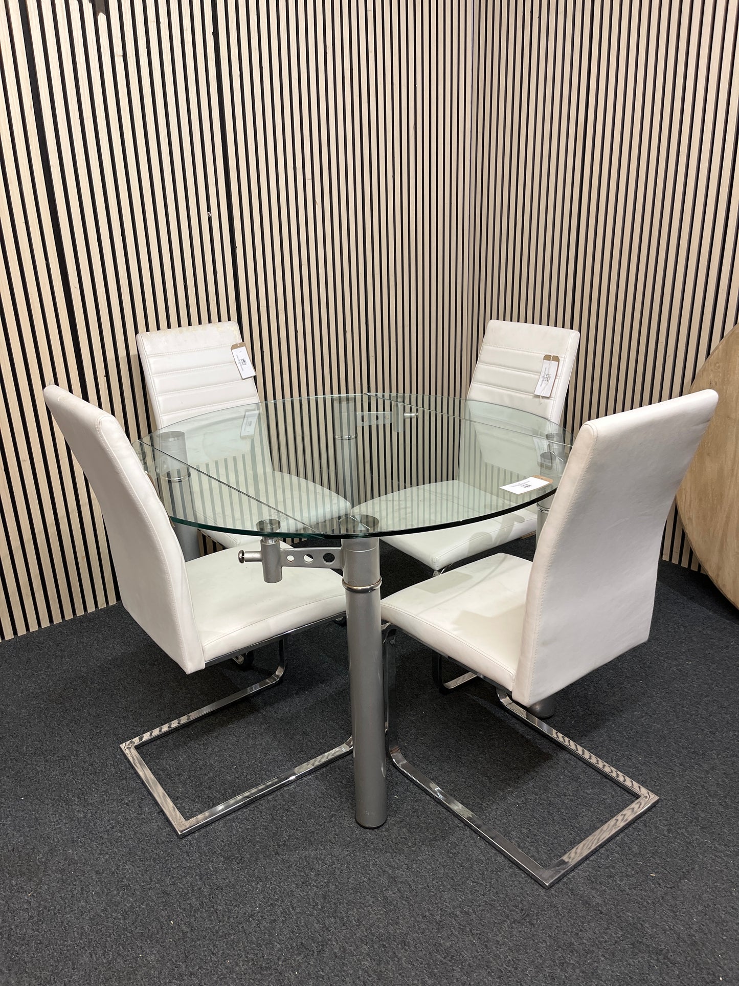 Extendable glass top dining table with chrome legs and 4 matching cream leatherette dining chairs (L 120 x W 80, 120 extnded cm) 43675