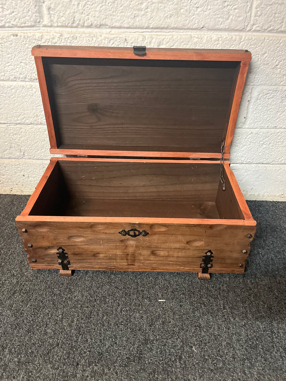 Small dark stained pine chest (H 20 x W 49 x D 26 cm) 3225