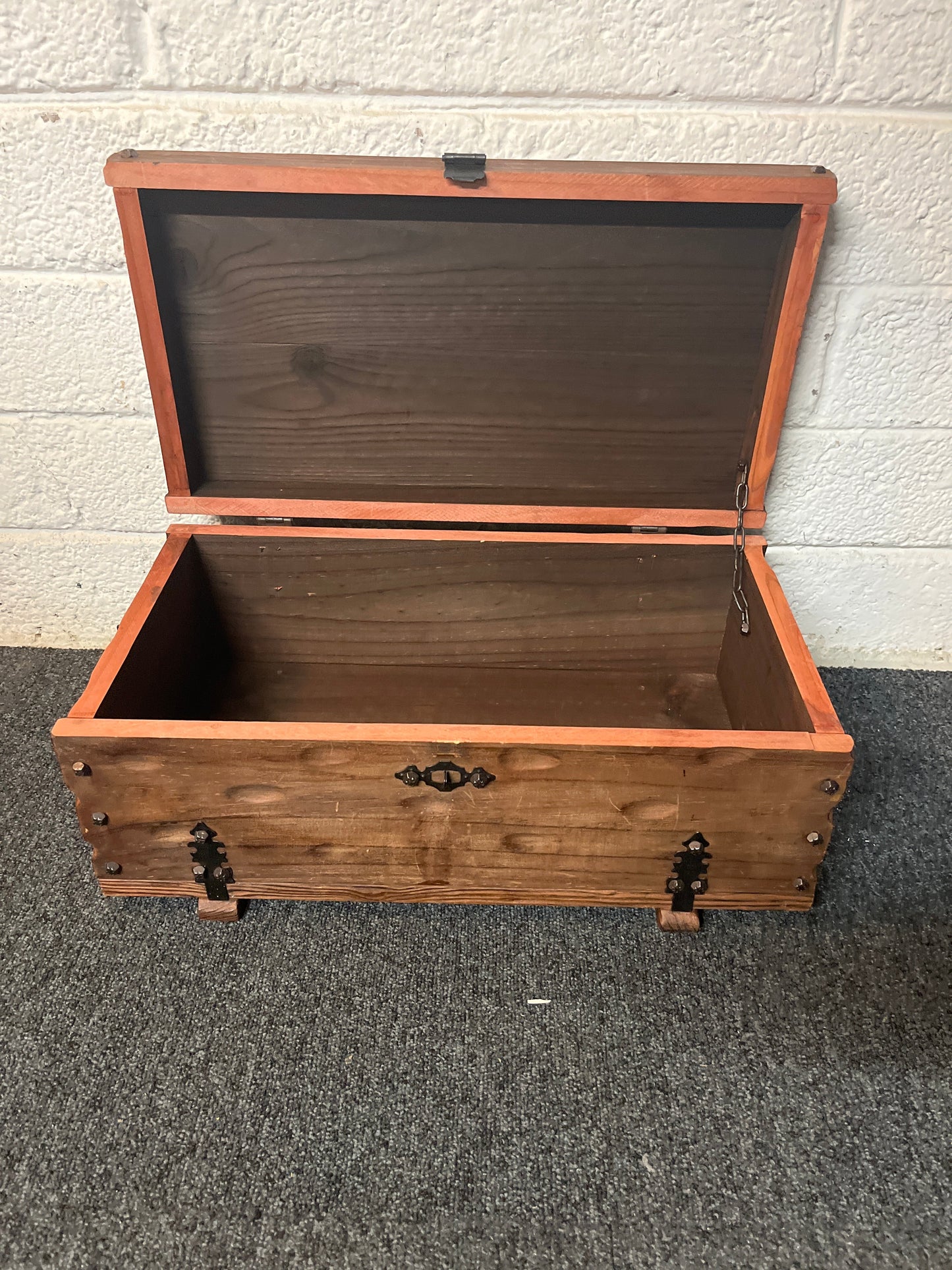 Small dark stained pine chest (H 20 x W 49 x D 26 cm) 3225