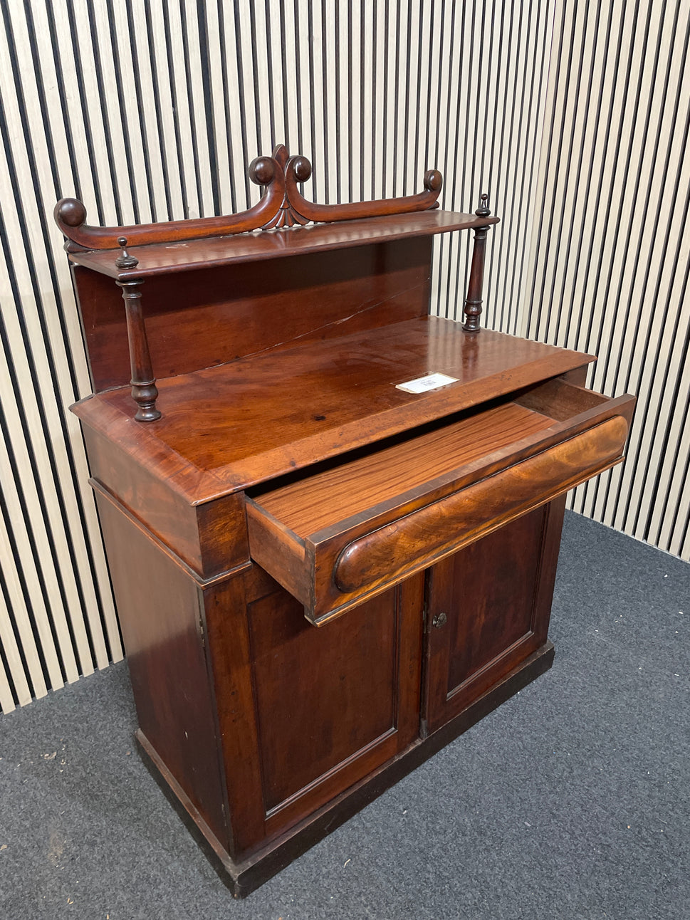 Ornate mahogany cabinet (H 130 x W 97 x D 47 cm) 2425