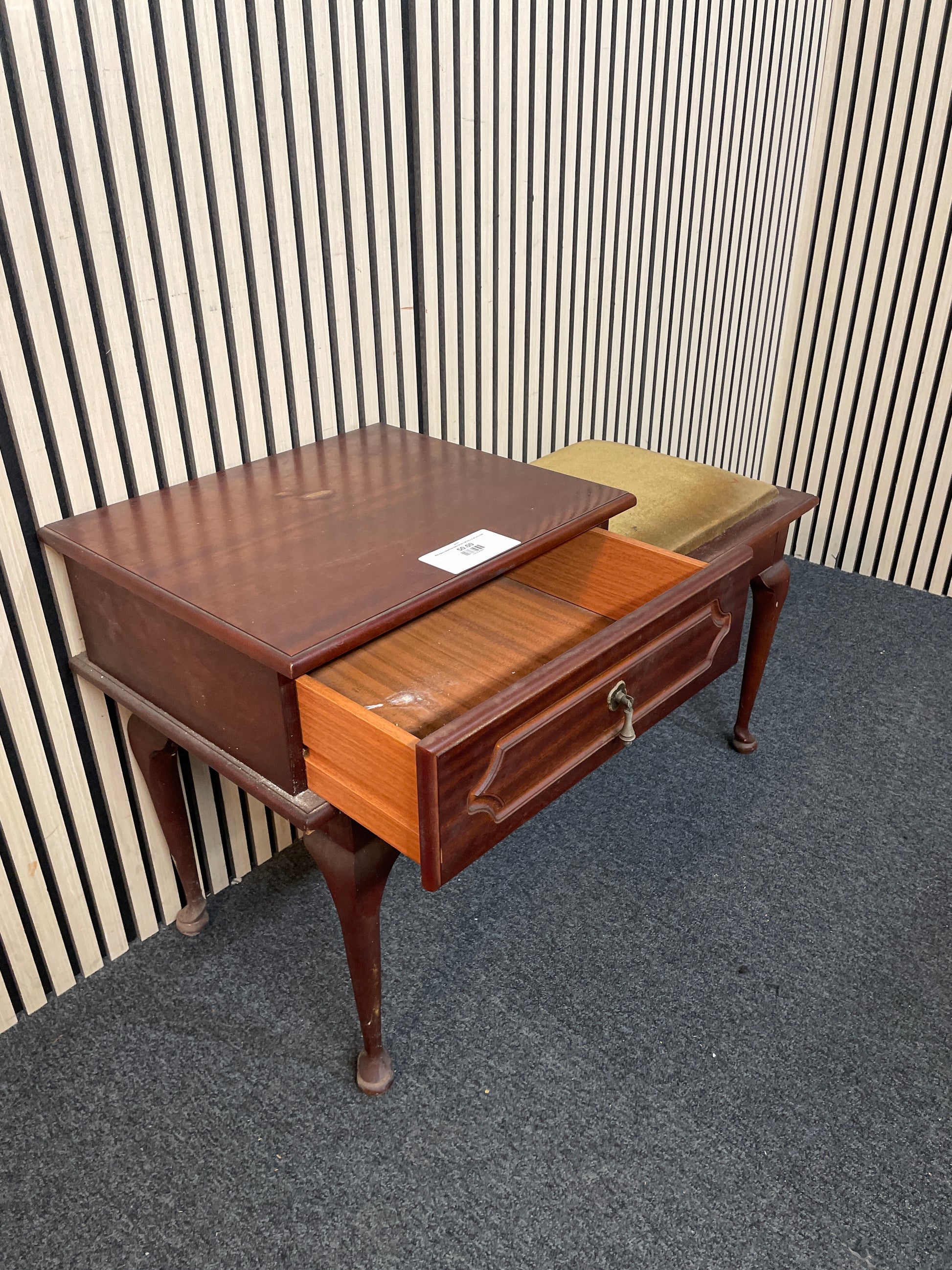 Mahogany telephone table (H 84 x W 103 x D 44 cm) 3126