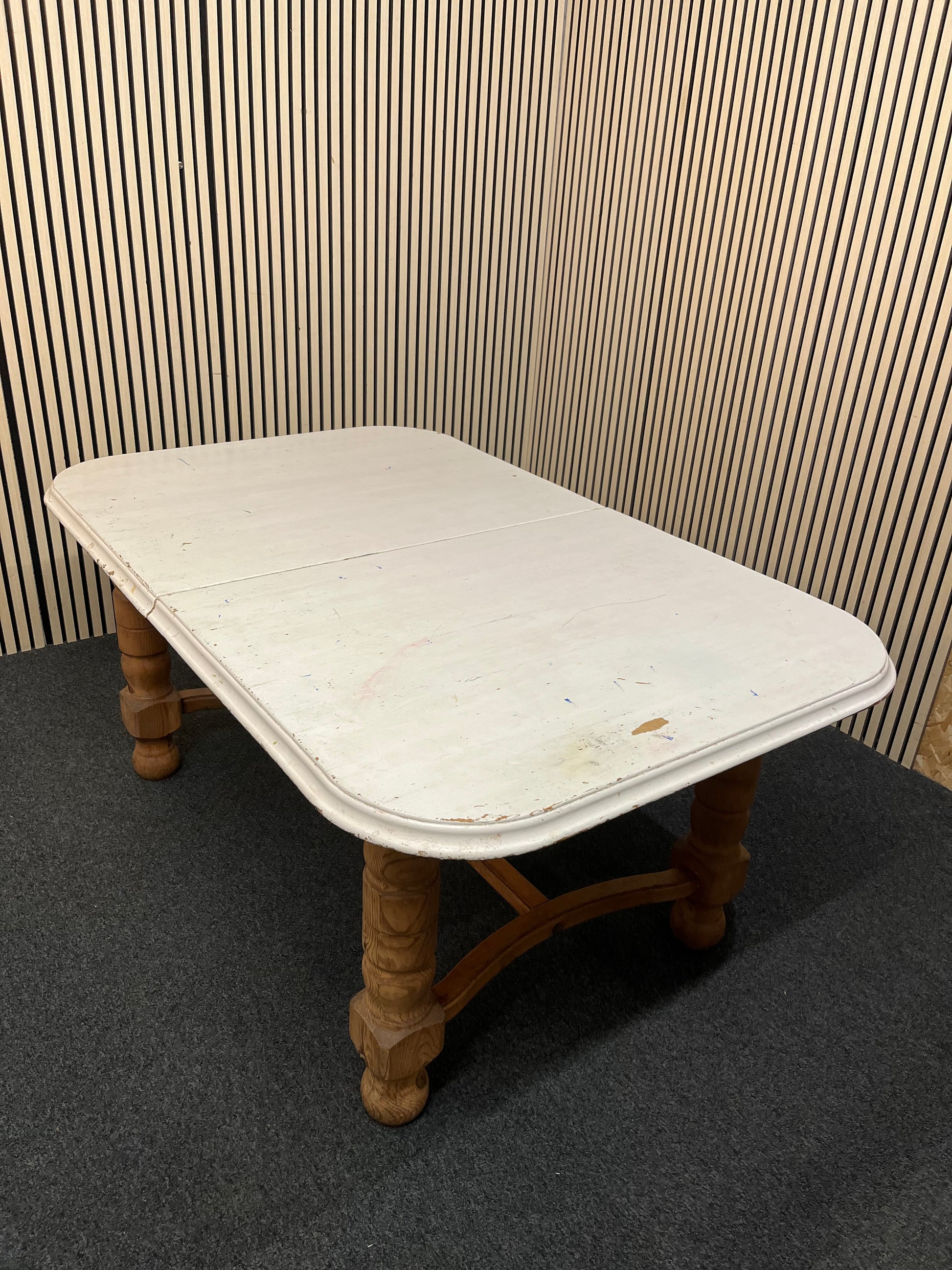 Natural pine farmhouse kitchen table, white painted top with extension (L 162 - 202 x W 103 cm) 1126