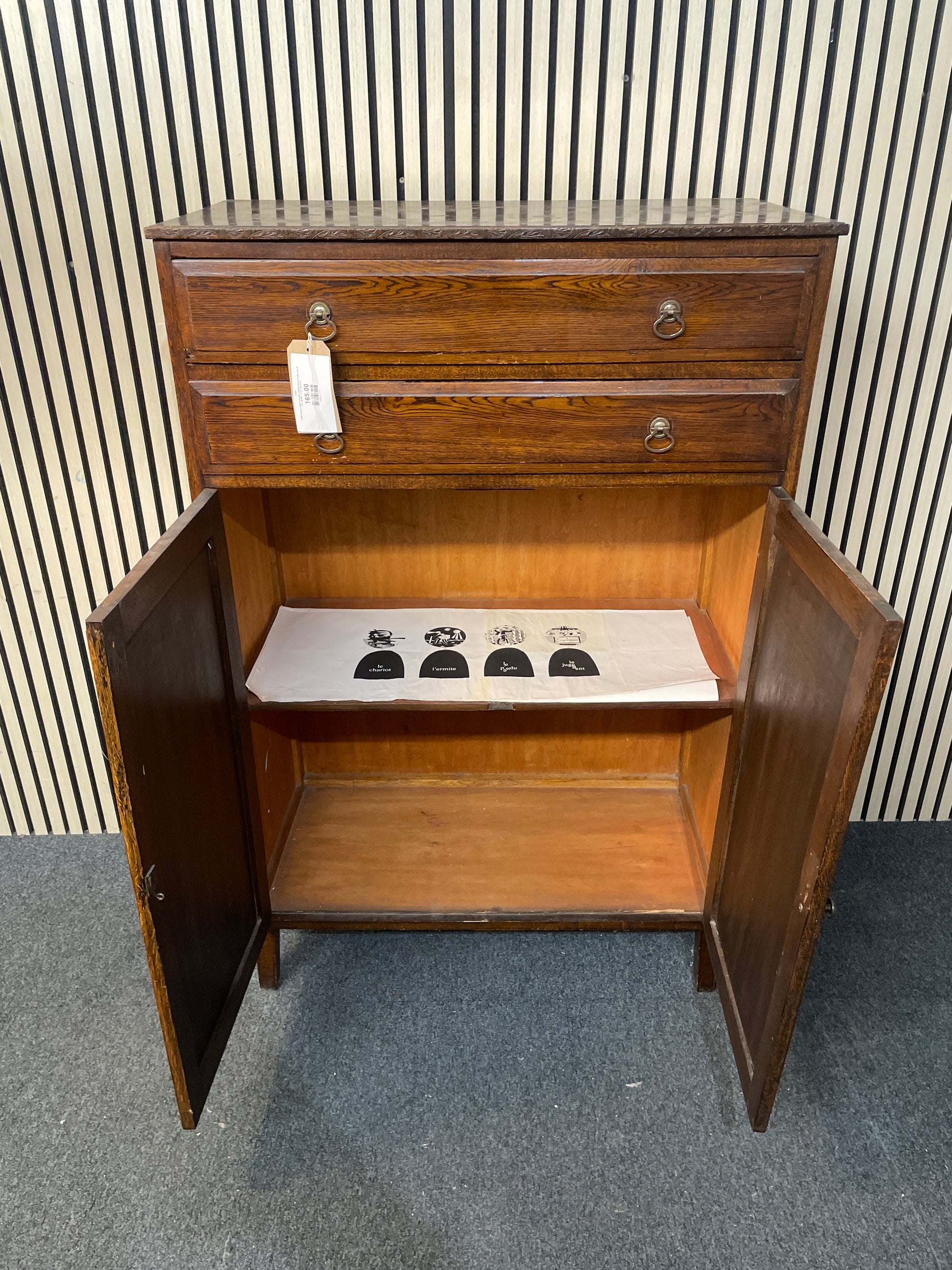 Solid ornate 2 door 2 drawer english oak storage unit (H 132 x W 86 x D 42 cm) 2425