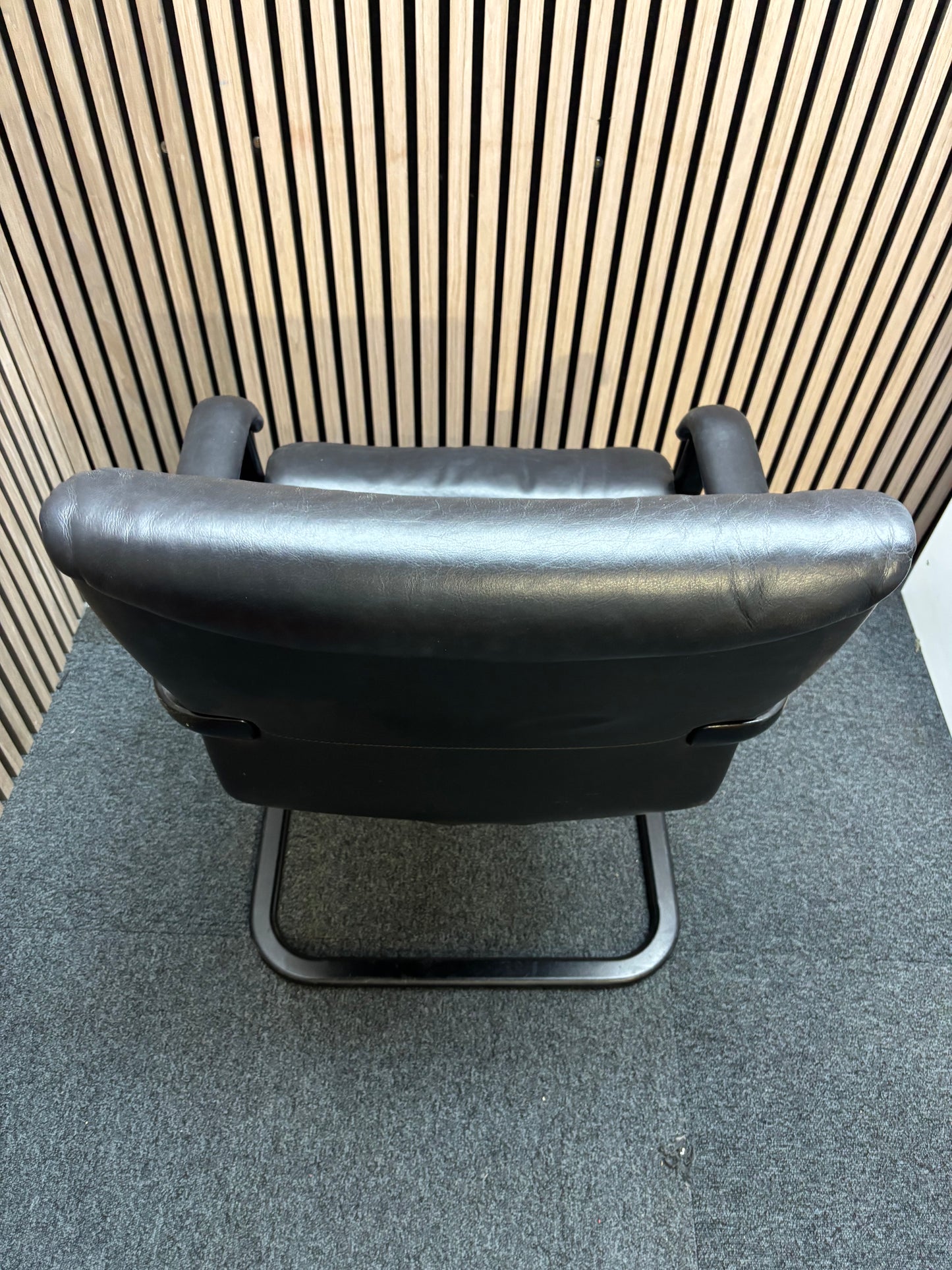 Paud secondhand black leatherette meeting chair with solid black metal frame