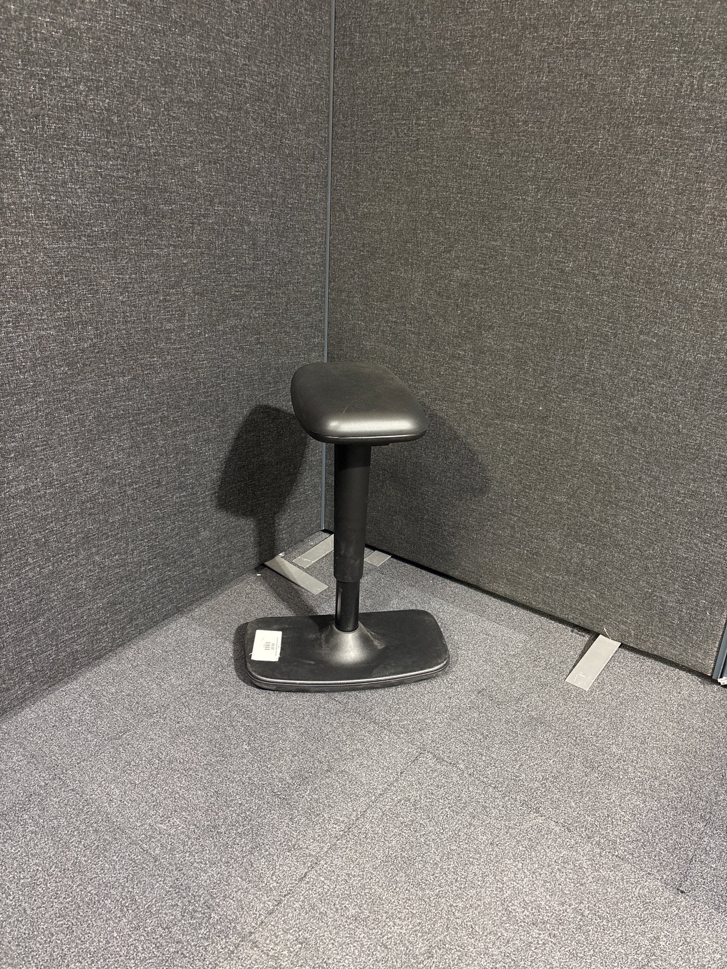 Lean back stool height adjustable in black rubber
