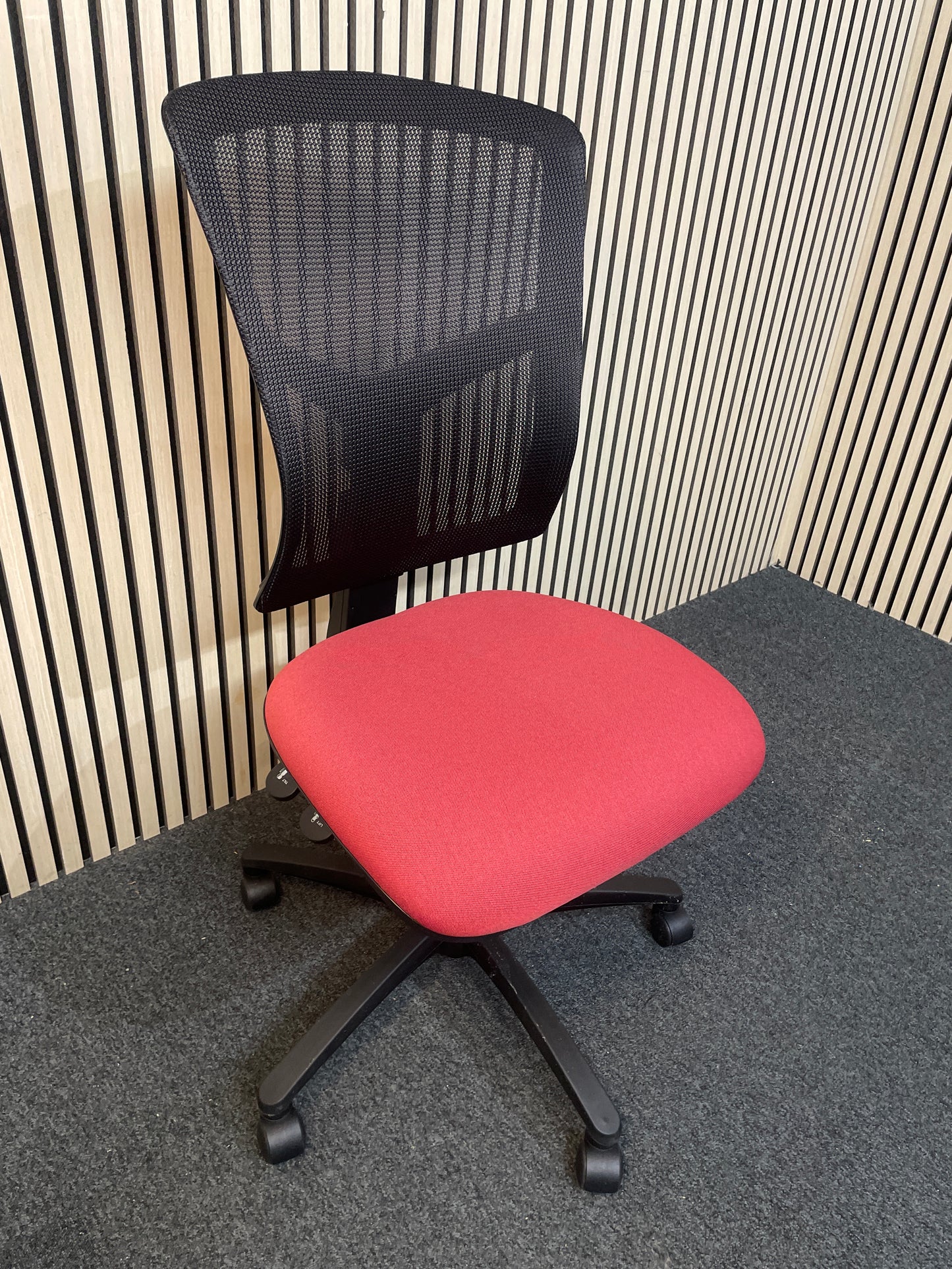 Senza 3 lever swivel chair with HA-MESH Back - PASTEL RED