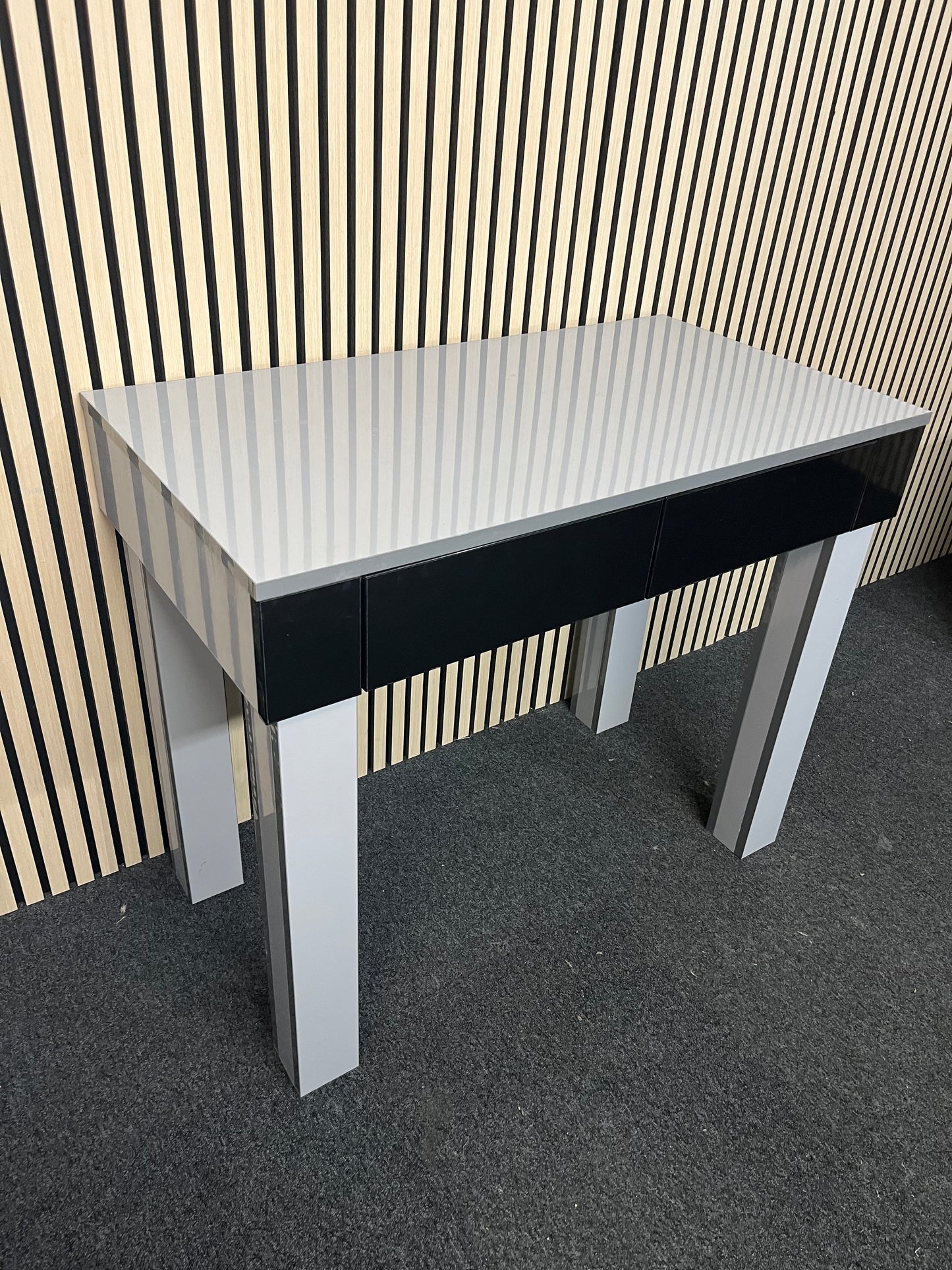 black gloss console table with grey frame (H 84 x W 100 x D 54 cm) 3325