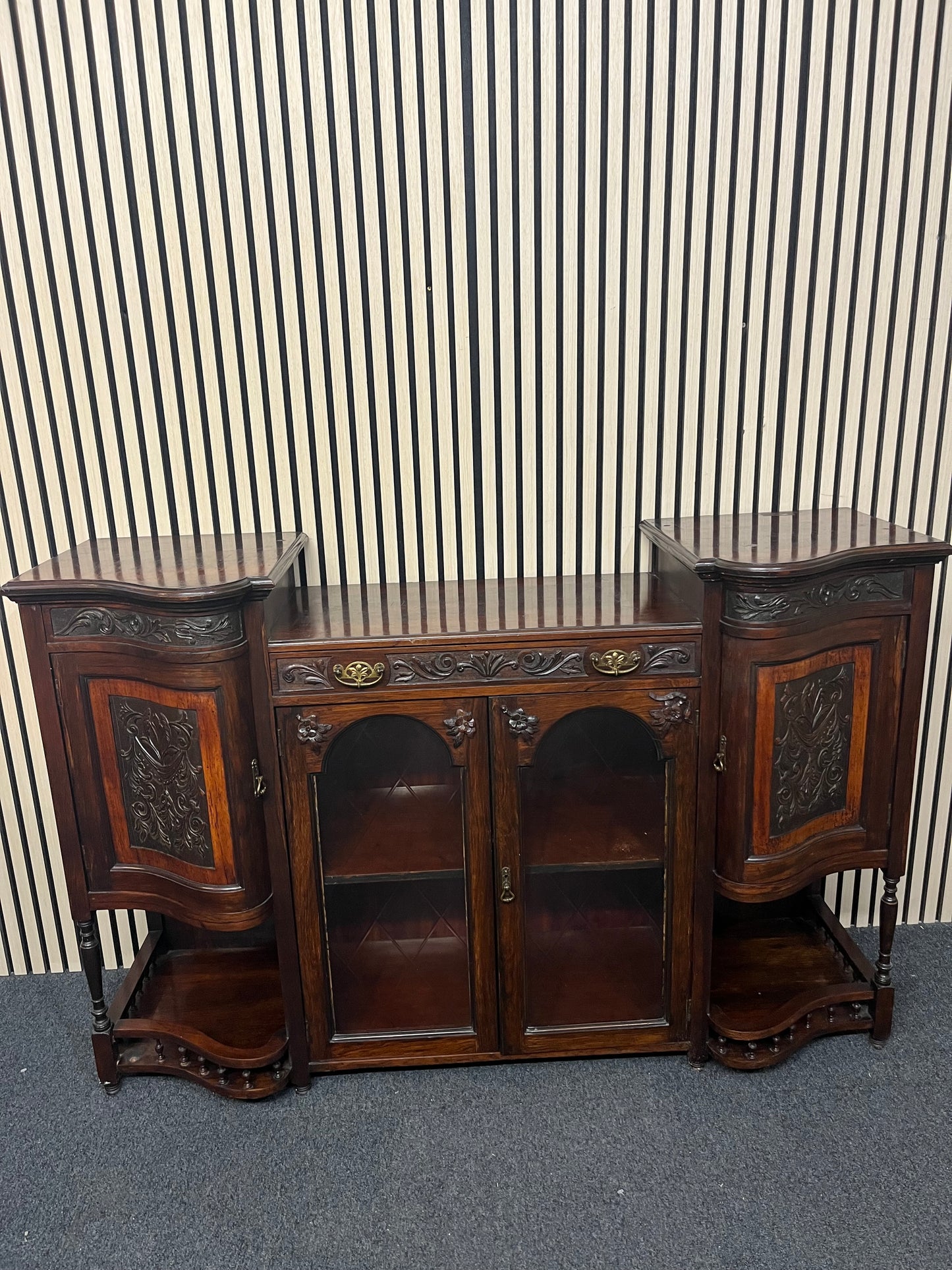 Ornate 2 glass door dark mahogany stained bow fronted sideboard (H 100 x W 155 x D 50 cm) 3325