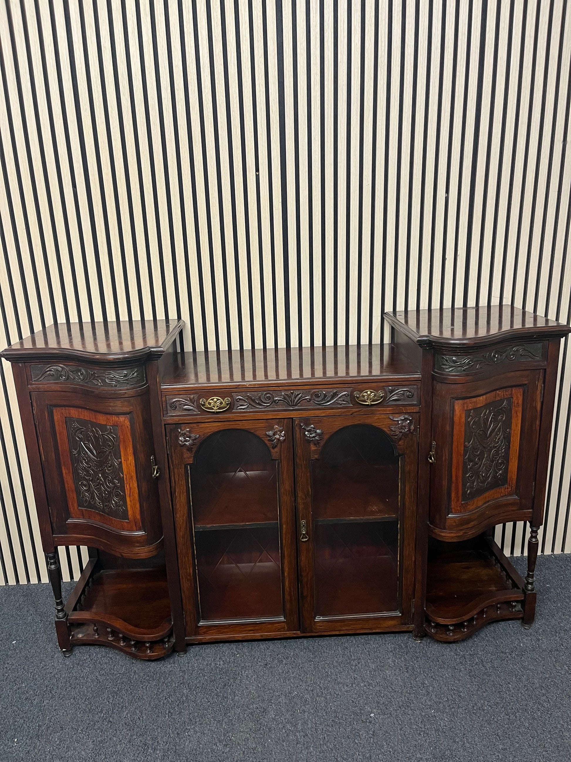 Ornate 2 glass door dark mahogany stained bow fronted sideboard (H 100 x W 155 x D 50 cm) 3325