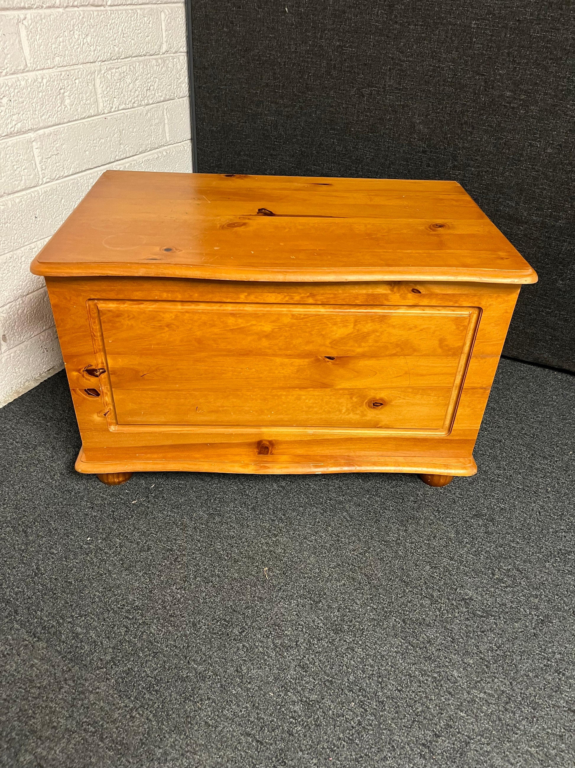 Pine blanket box  1225