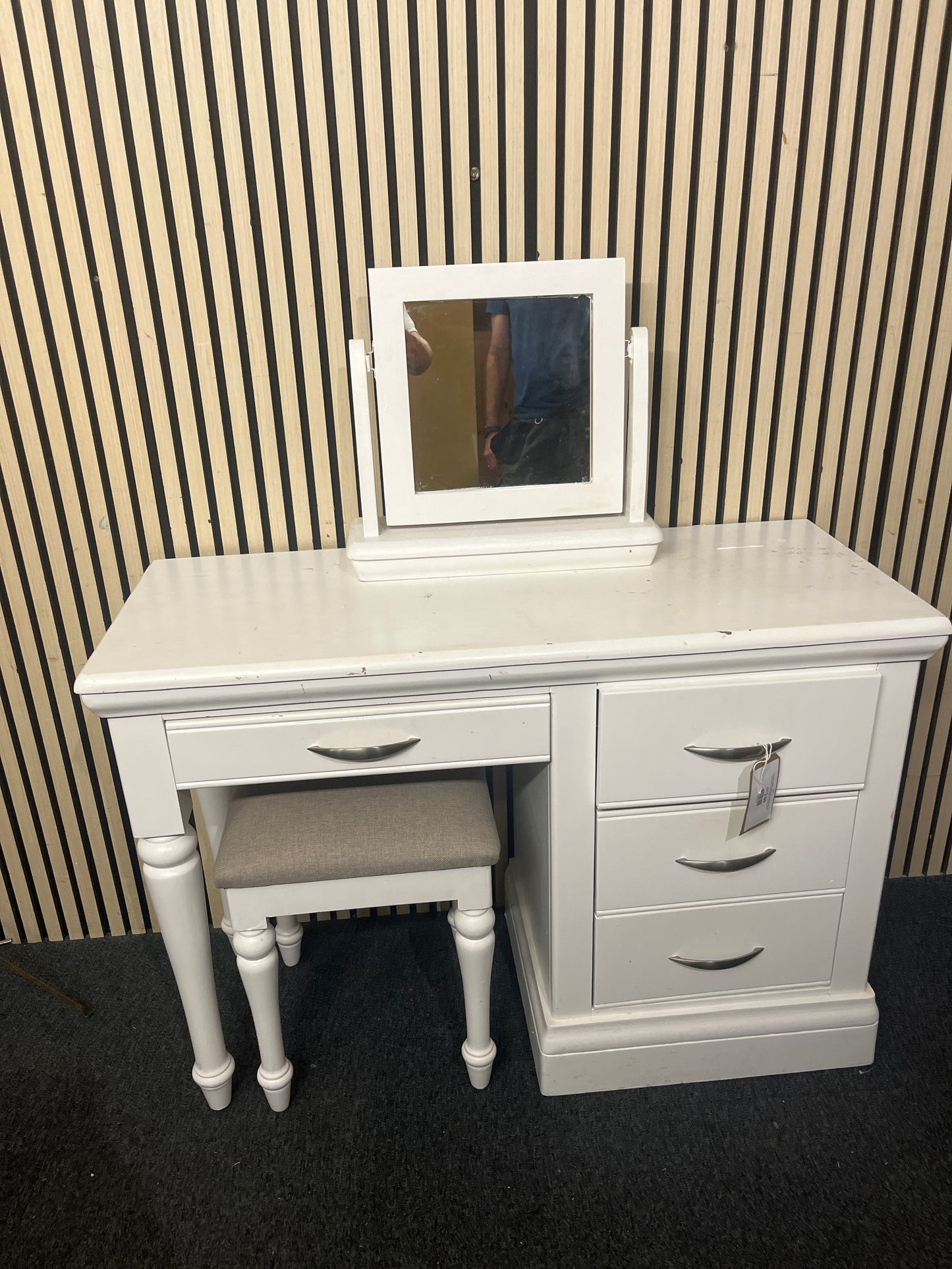 Four-drawer wooden vanity with matching stool and swivel mirror. (H 80 x W 102 x D 45 cm)  44149