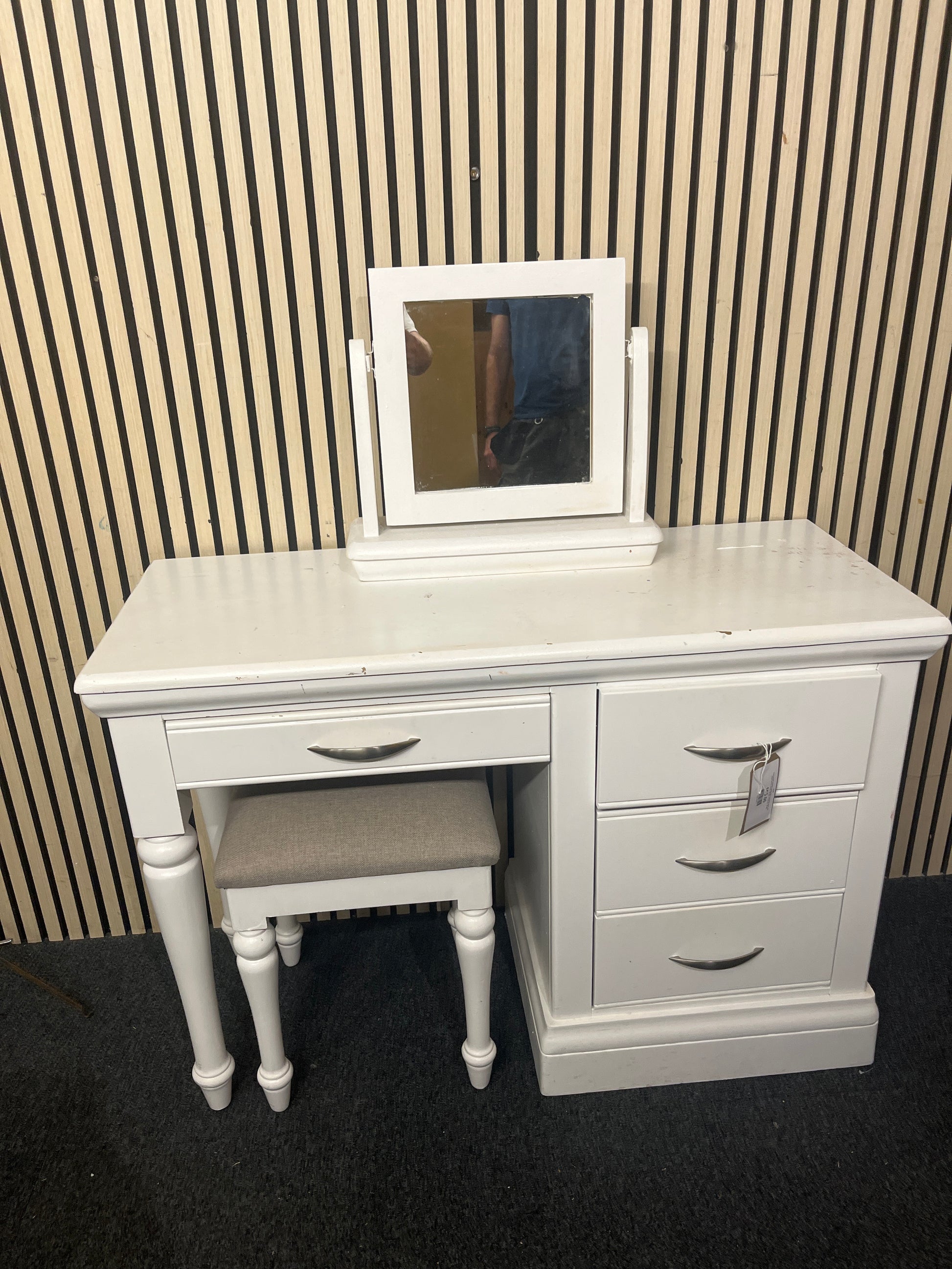 Four-drawer wooden vanity with matching stool and swivel mirror. (H 80 x W 102 x D 45 cm)  44149