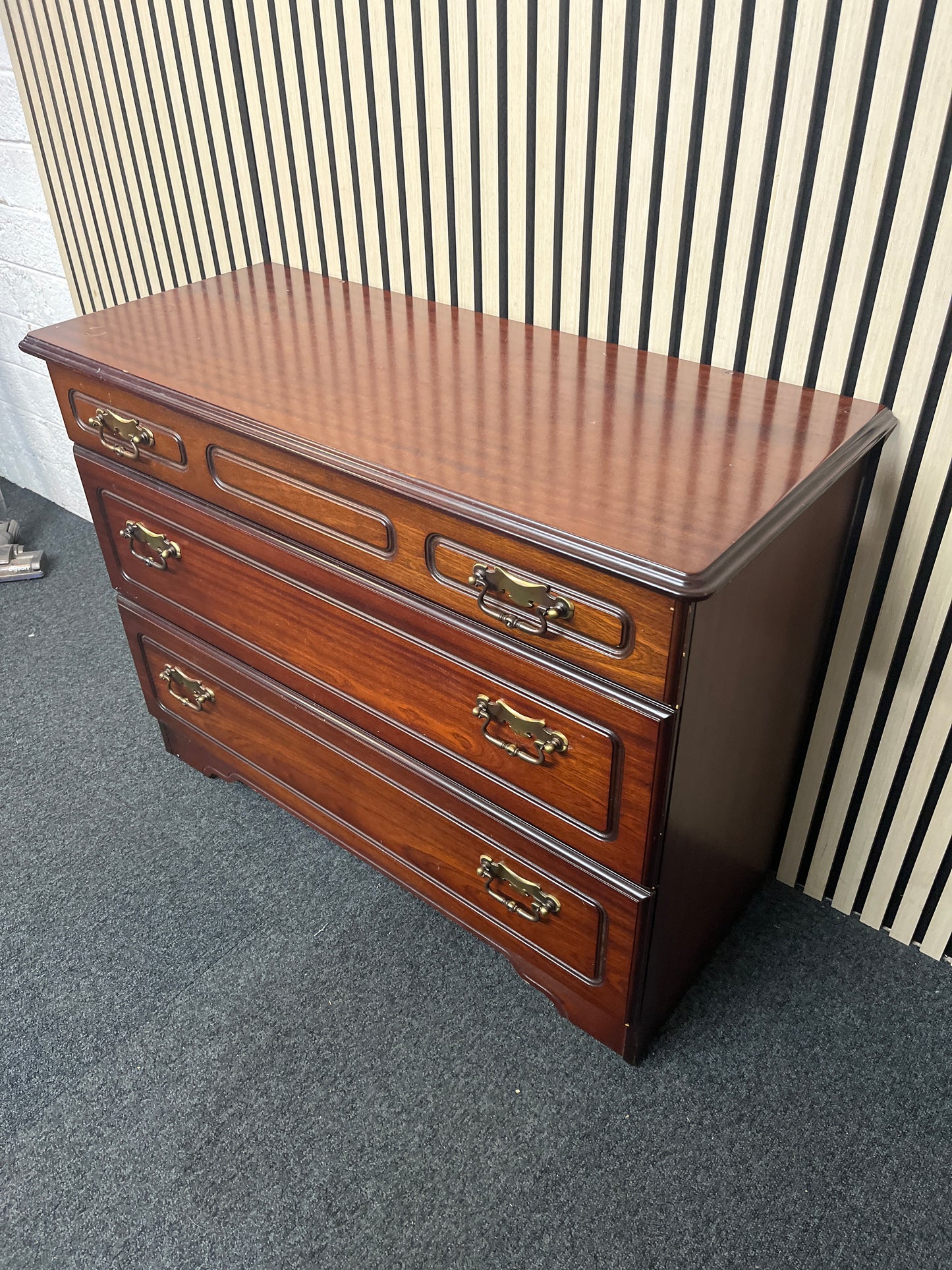 Rossmore mahogany low 3 drawer chest (H 73 x W 95 x D 41 cm) 3325