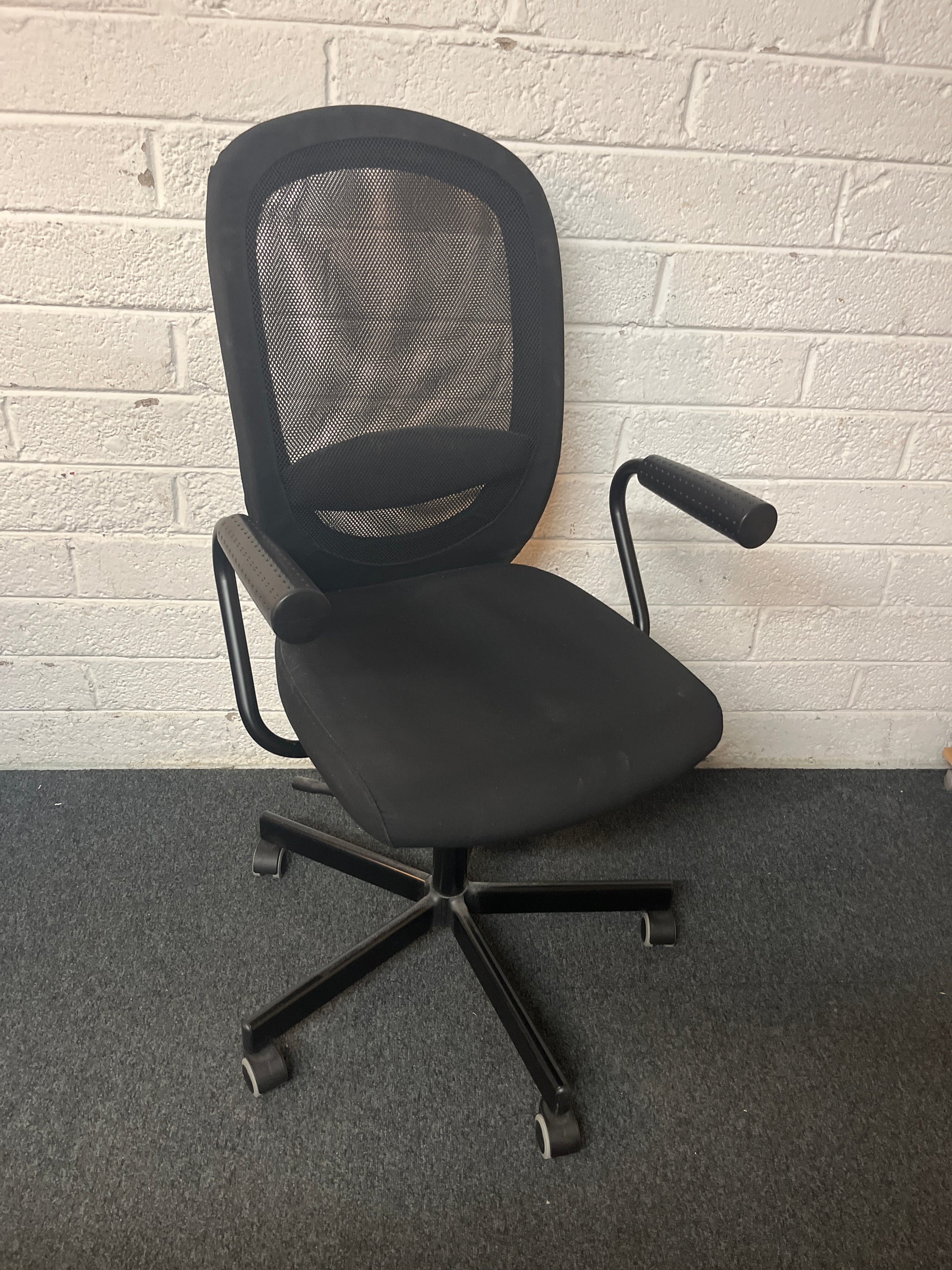 Black mesh swivel chair with fixed arms 1325