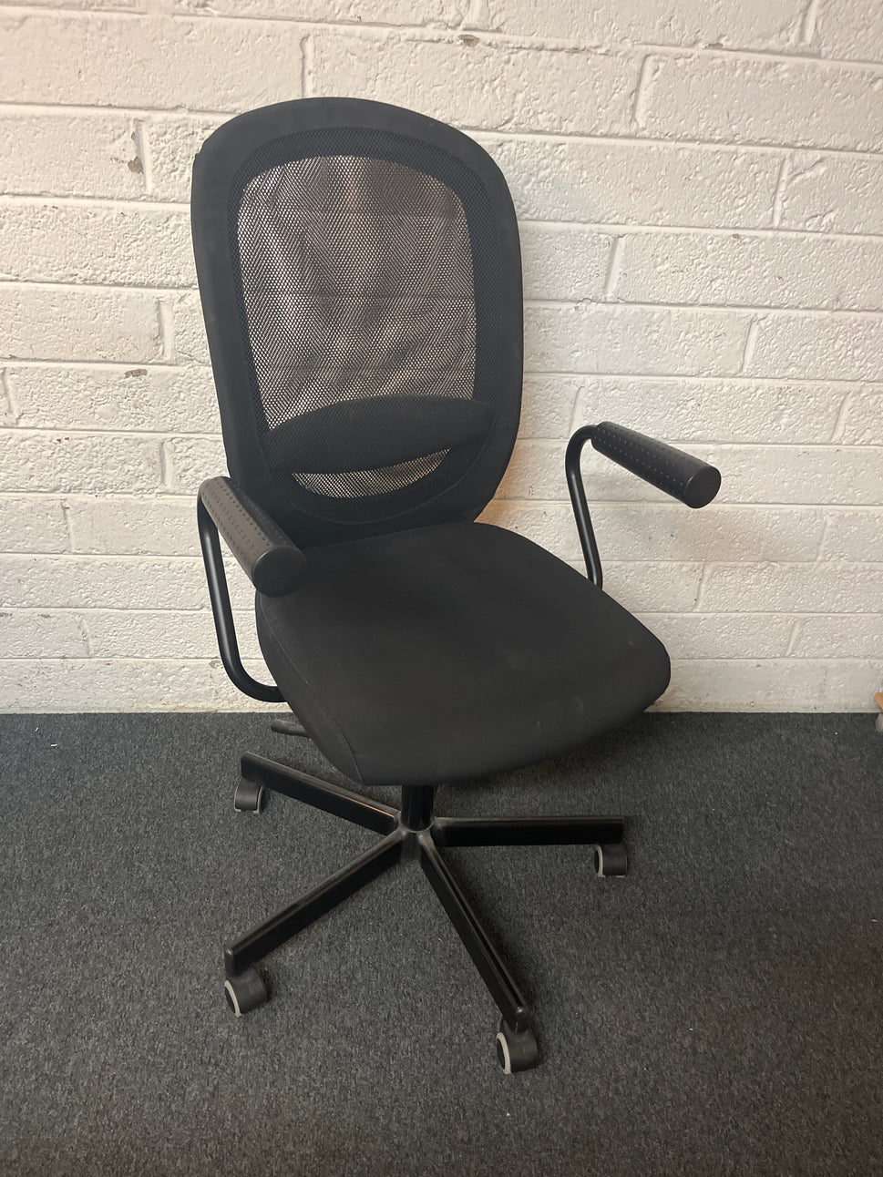 Black mesh swivel chair with fixed arms 1325