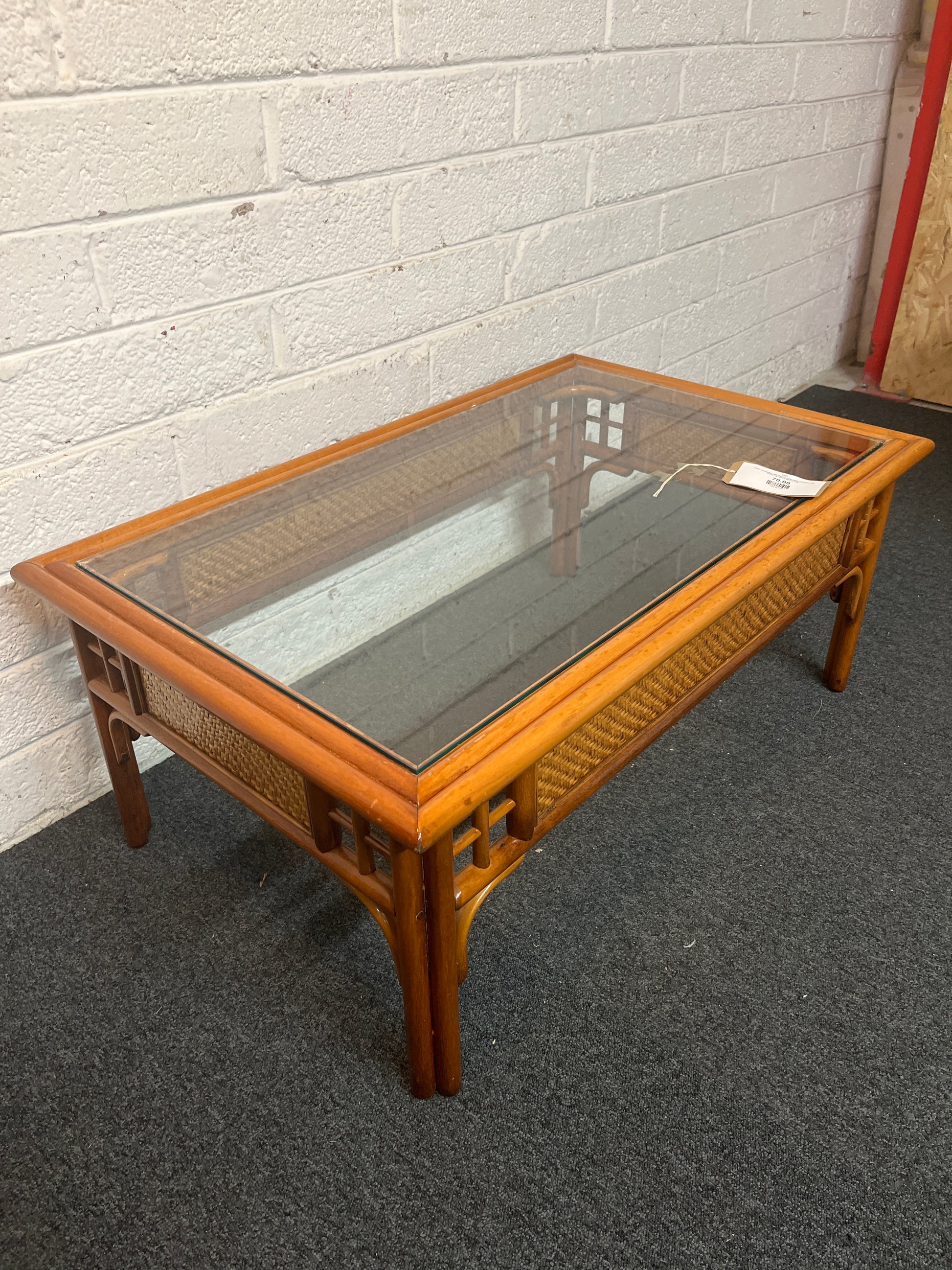 Large rectangular cane framed coffee table with glass top (H 40 x W 100 x D 60 cm) 1325