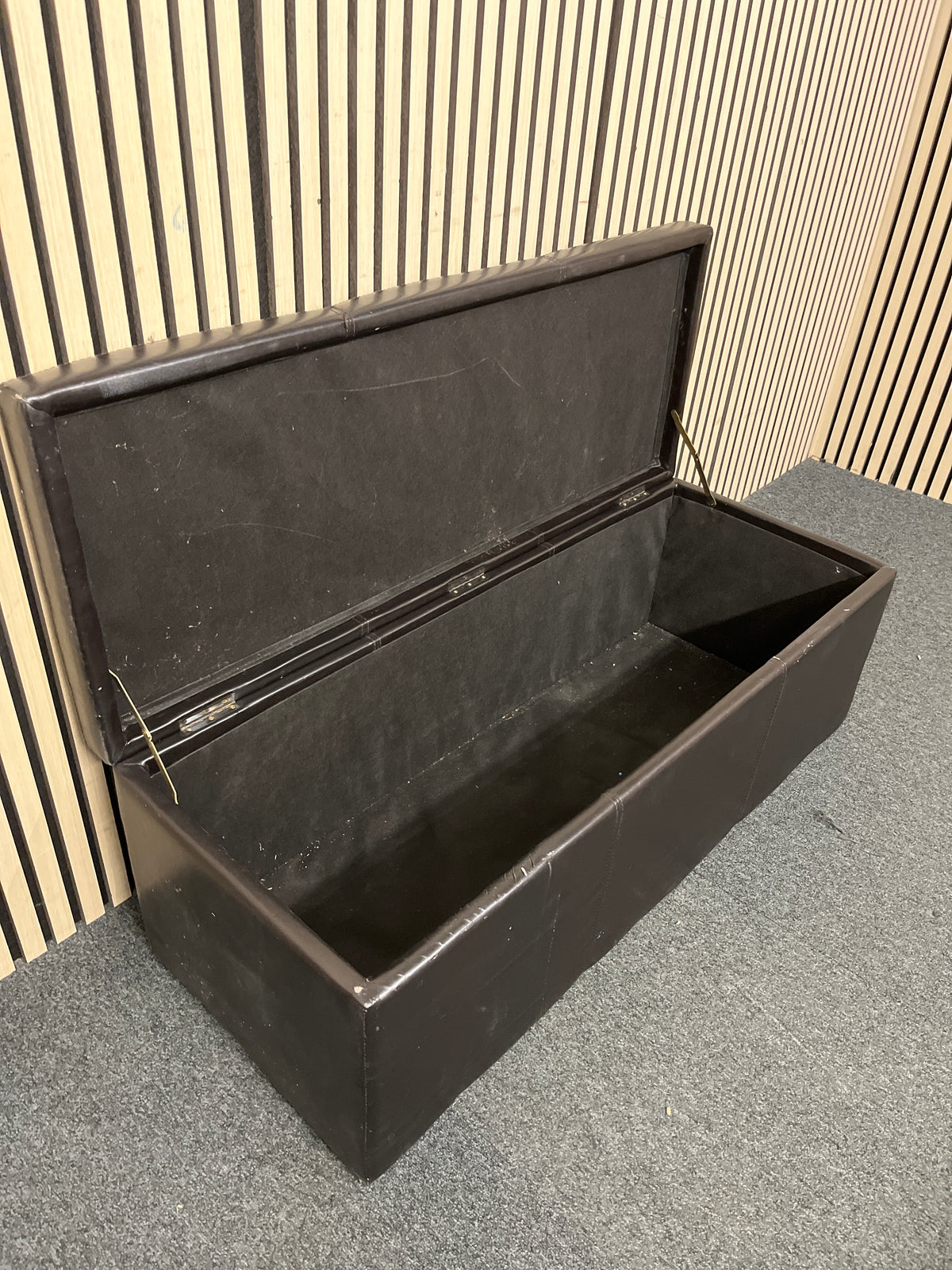 Black leatherette blanket box (H 43 x W 113 x D 33 cm)  44316
